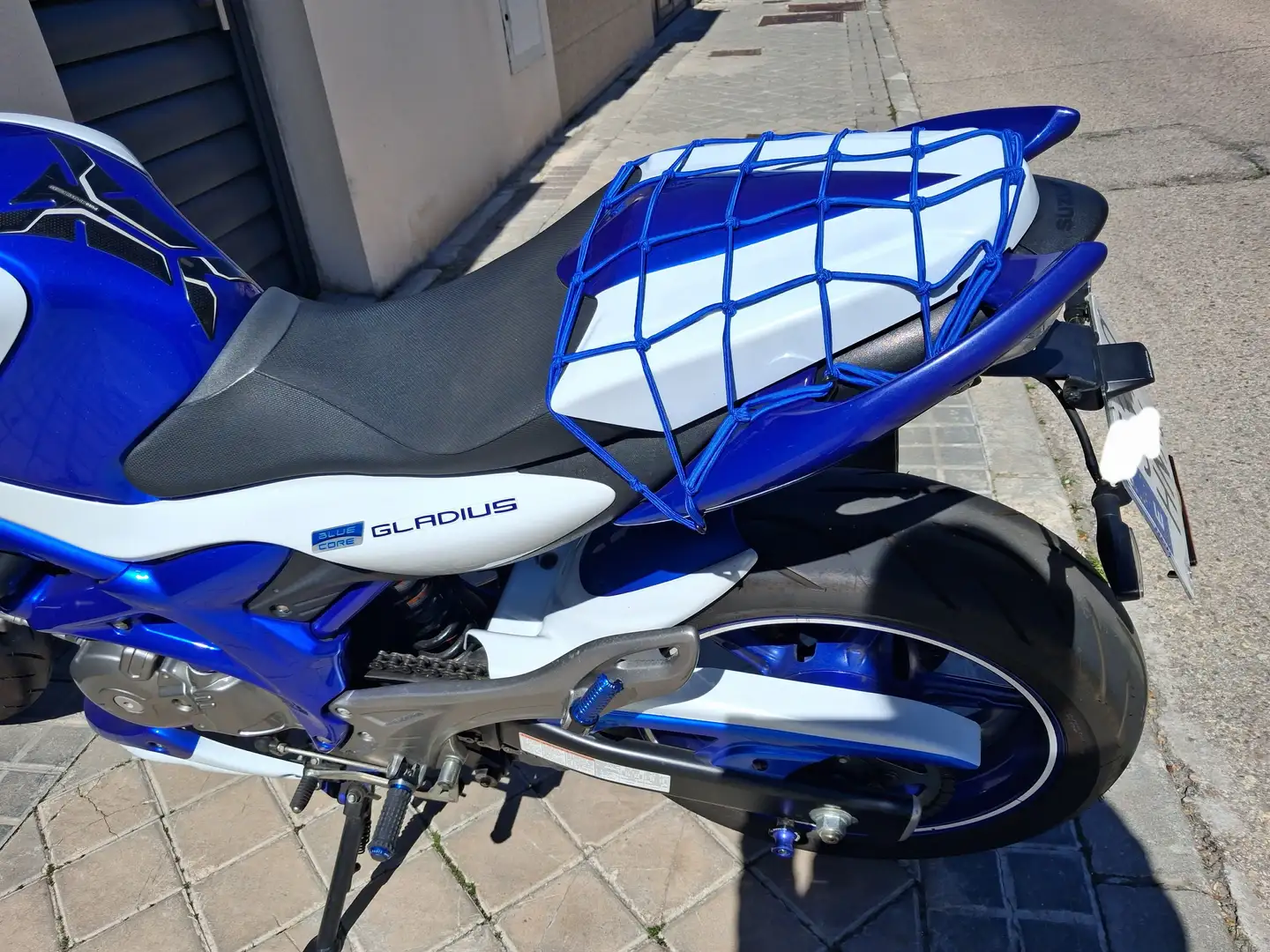 Suzuki Gladius 650 SFV Blanco - 2