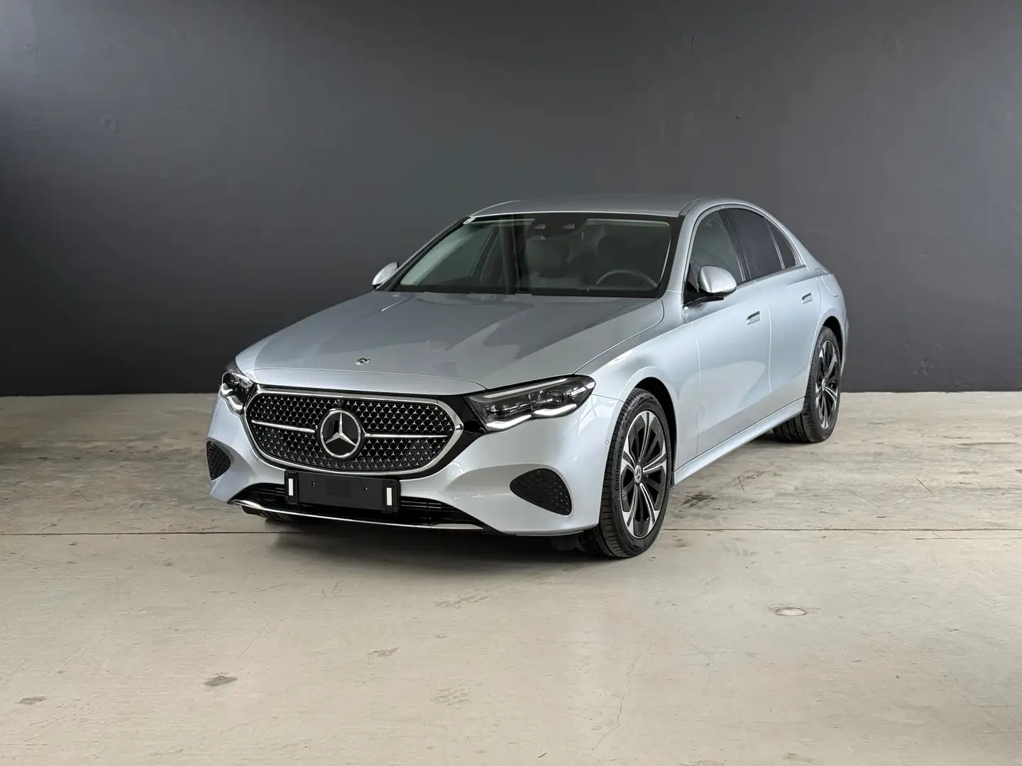 Mercedes-Benz E 300 de 4Matic *Avantgarde Advanced Plus* Silber - 1