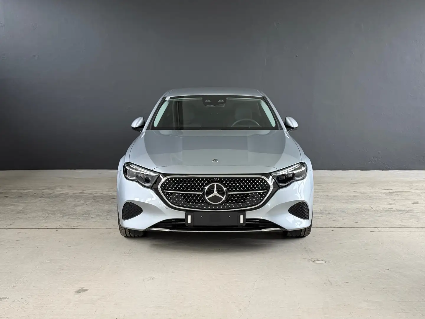 Mercedes-Benz E 300 de 4Matic *Avantgarde Advanced Plus* Silber - 2