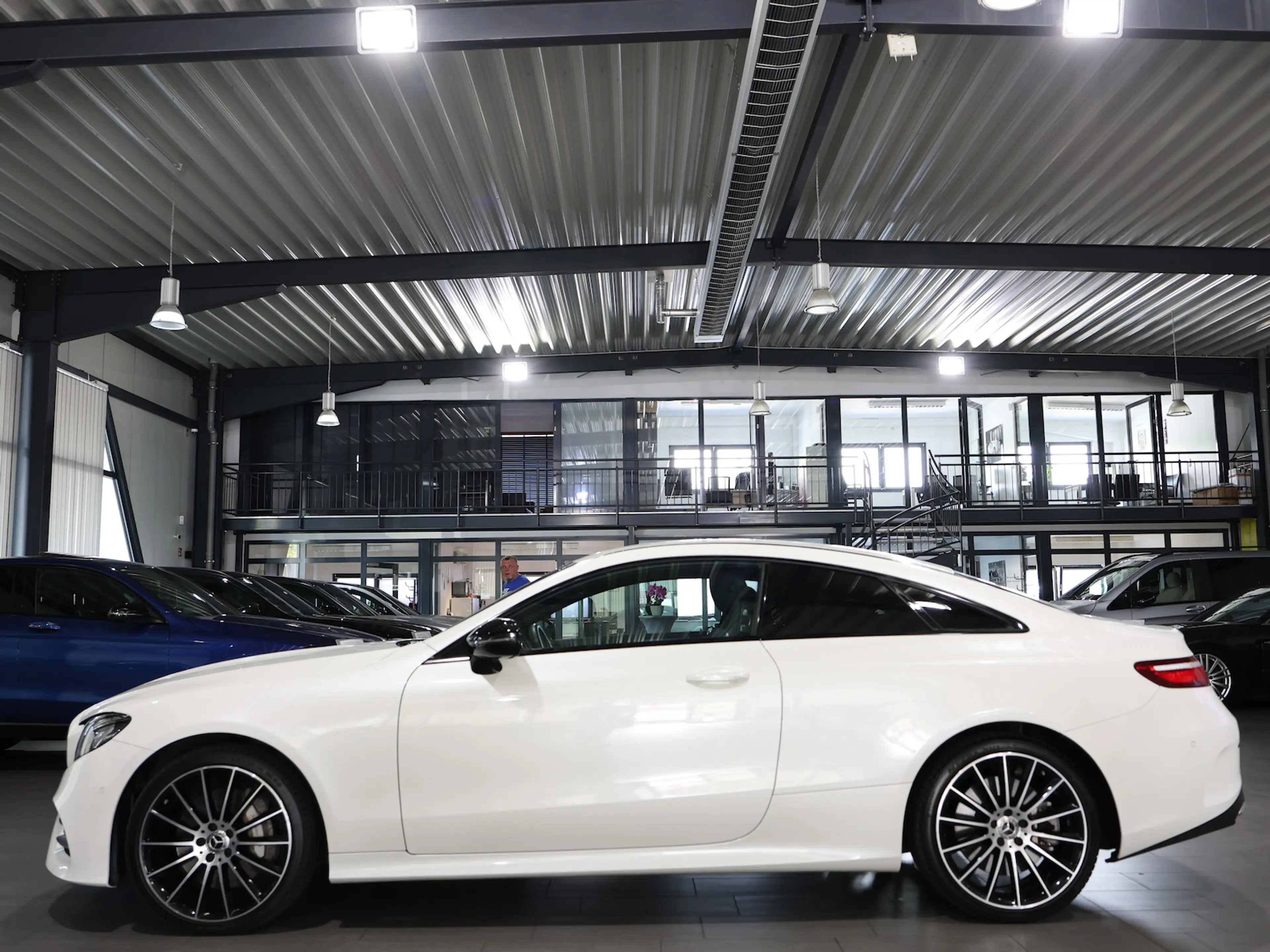 Mercedes-Benz E 400 COUPE 4M AMG-LINE NIGHT / WHITE+BLACK — photo 9
