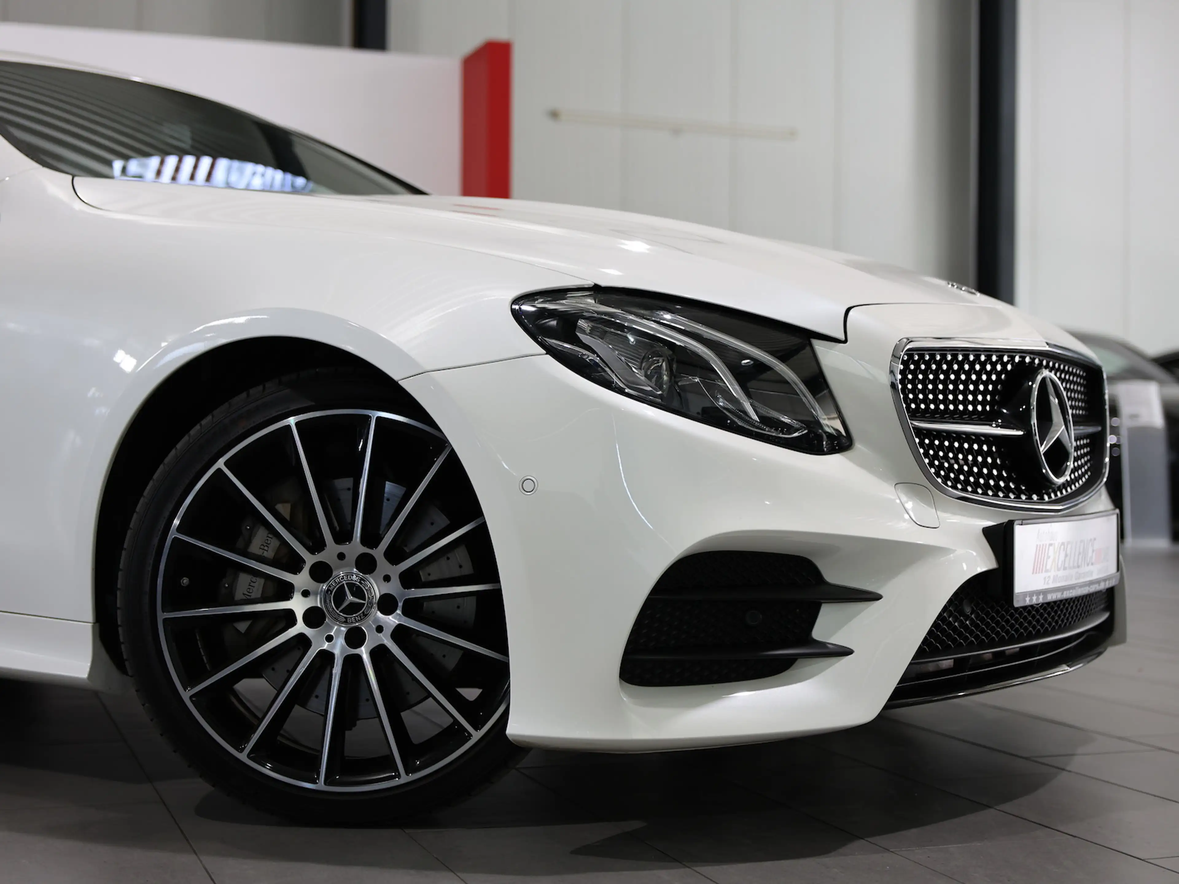 Mercedes-Benz E 400 COUPE 4M AMG-LINE NIGHT / WHITE+BLACK — photo 4