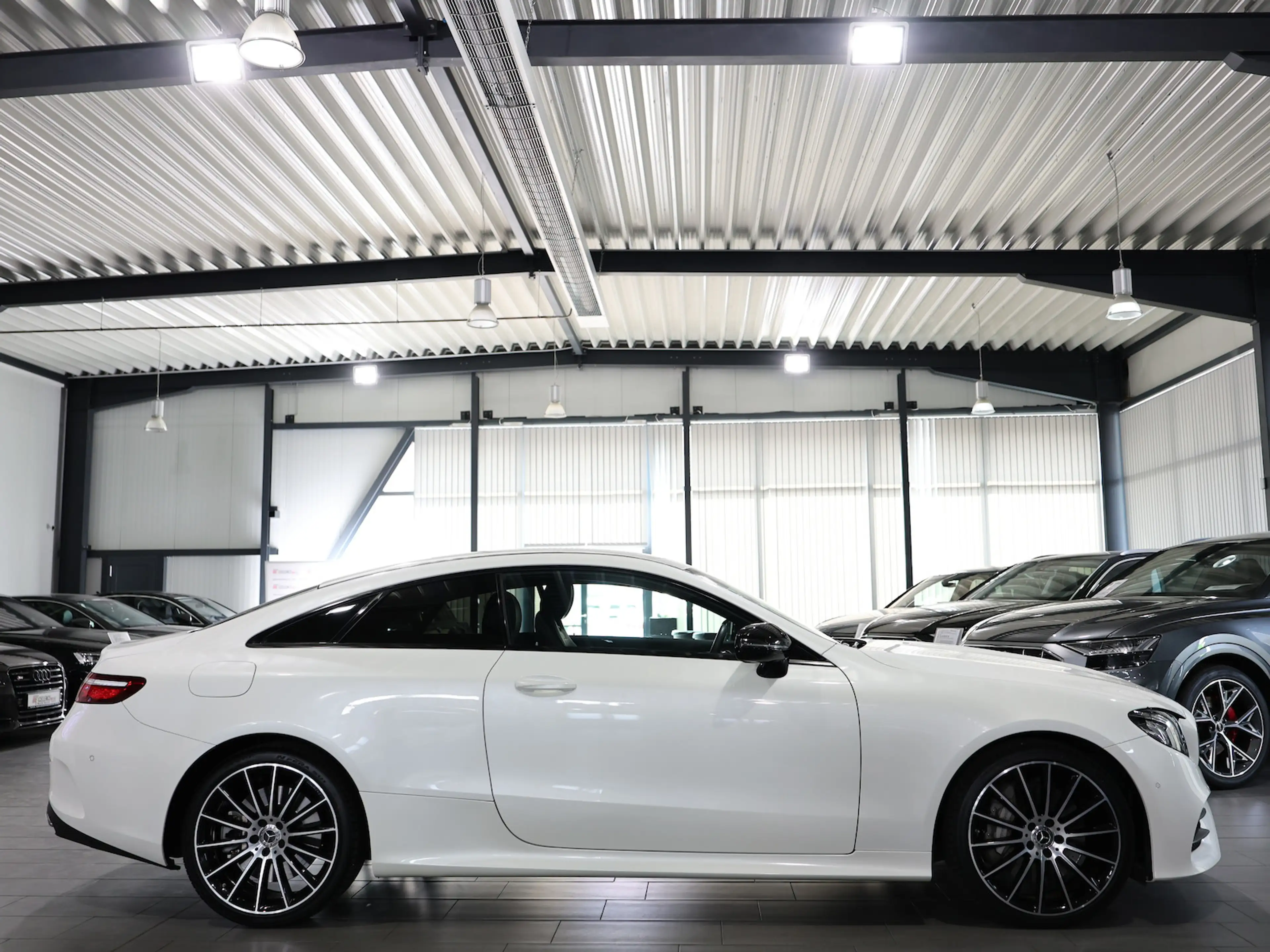 Mercedes-Benz E 400 COUPE 4M AMG-LINE NIGHT / WHITE+BLACK — photo 10
