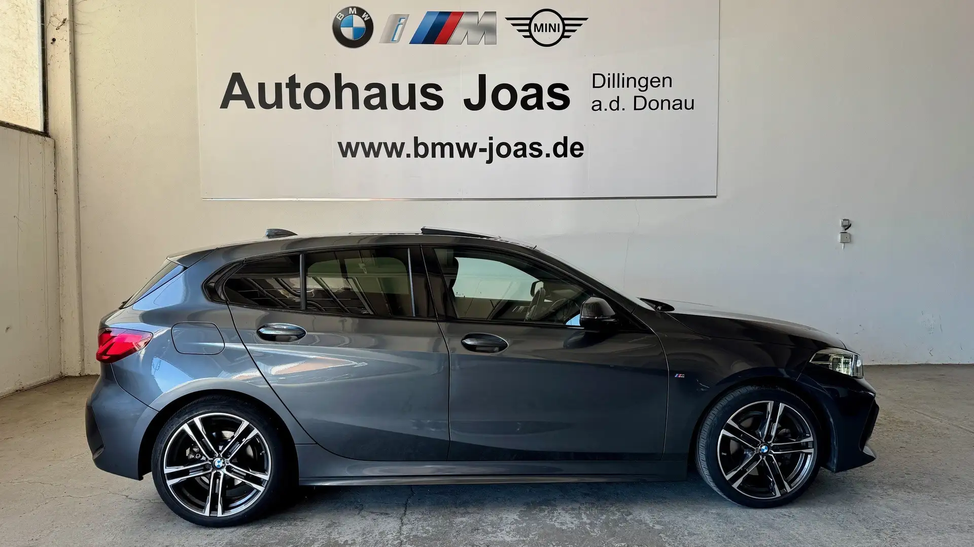 BMW 118 i M-Sportpaket | 18" LMR | Panodach | Lenkr.hzg Gris - 2