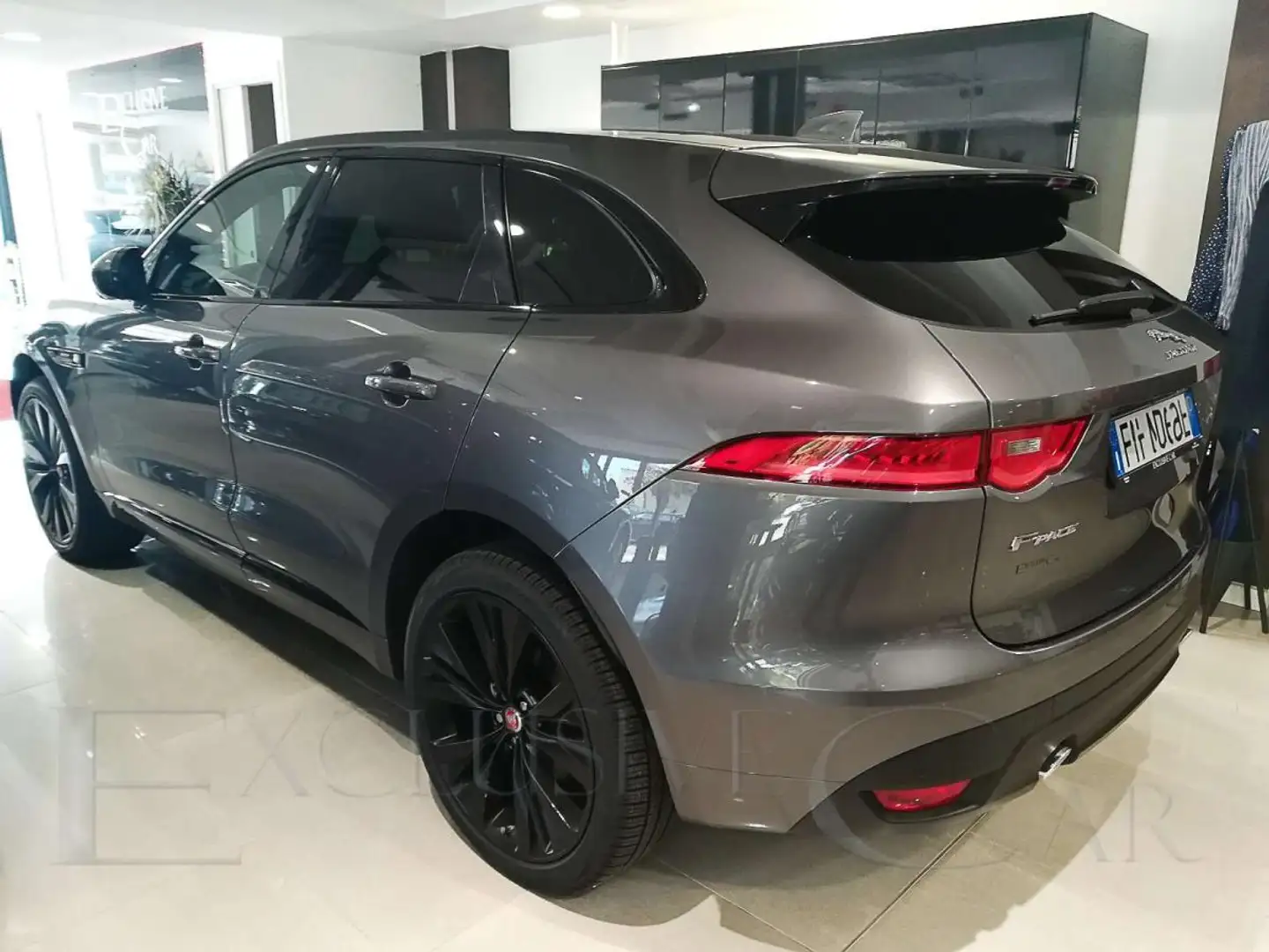 Jaguar F-Pace 2.0 R-Sport awd 240cv Grijs - 2