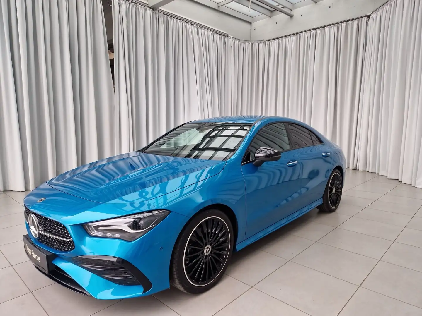 Mercedes-Benz CLA 200 d Coupé AMG Line SpurW Winterp. SportS. Bleu - 2