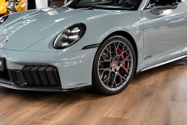 Porsche 911 view 3