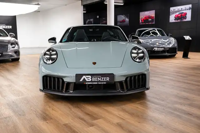 Porsche 911 view 6