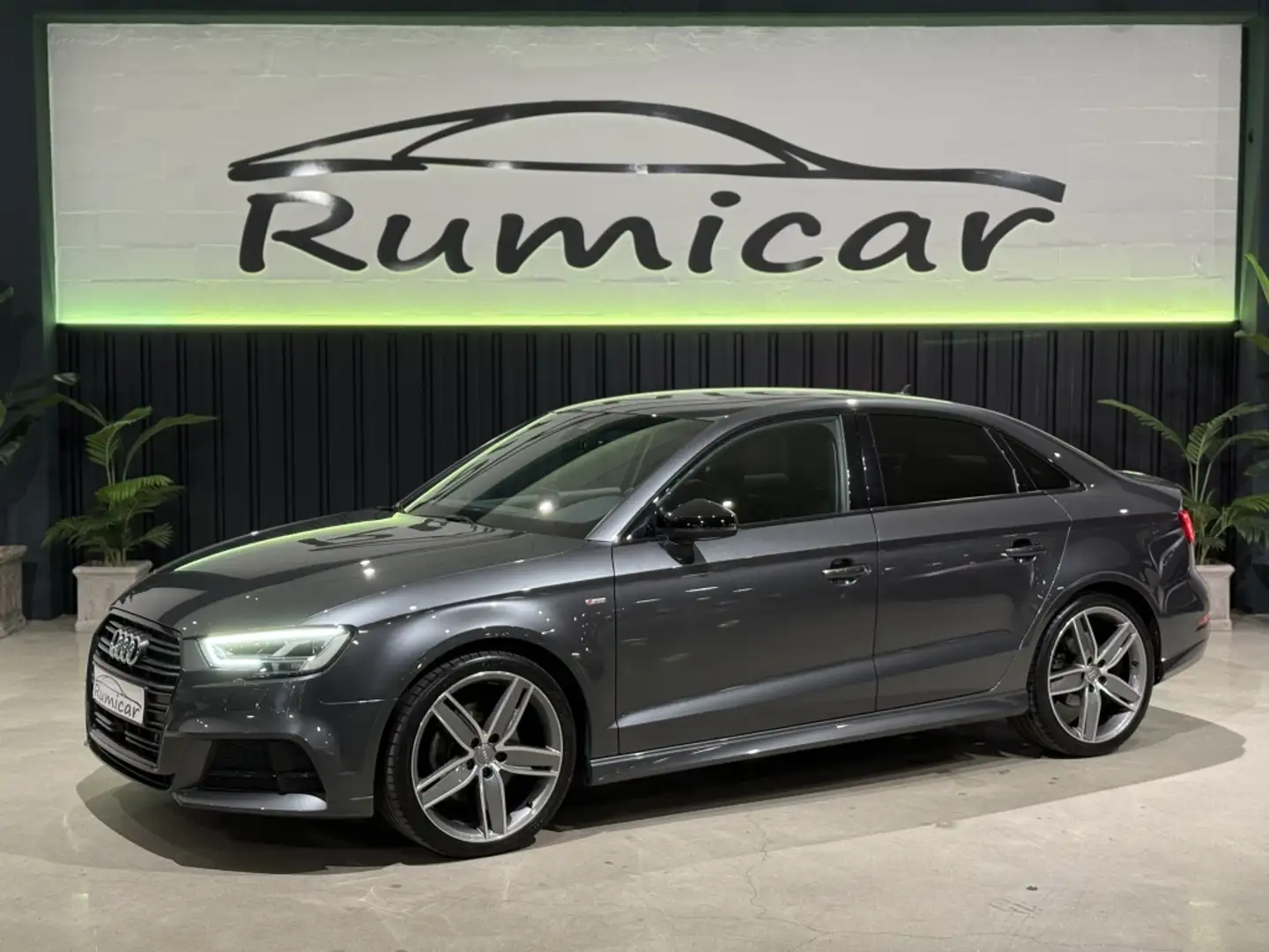 Audi A3 Sedán 35 TDI Black line S tronic 110kW Gris - 1