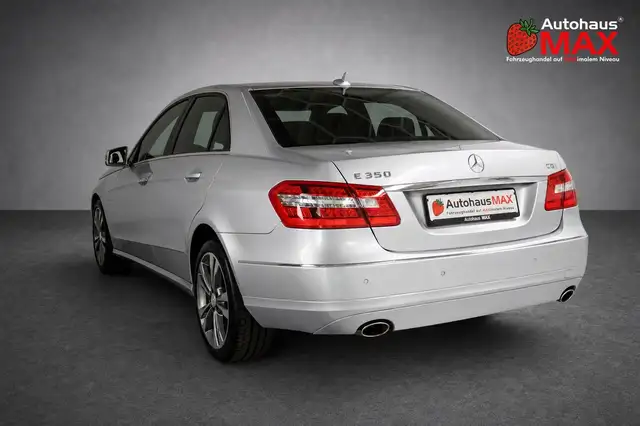Mercedes-Benz E view 3