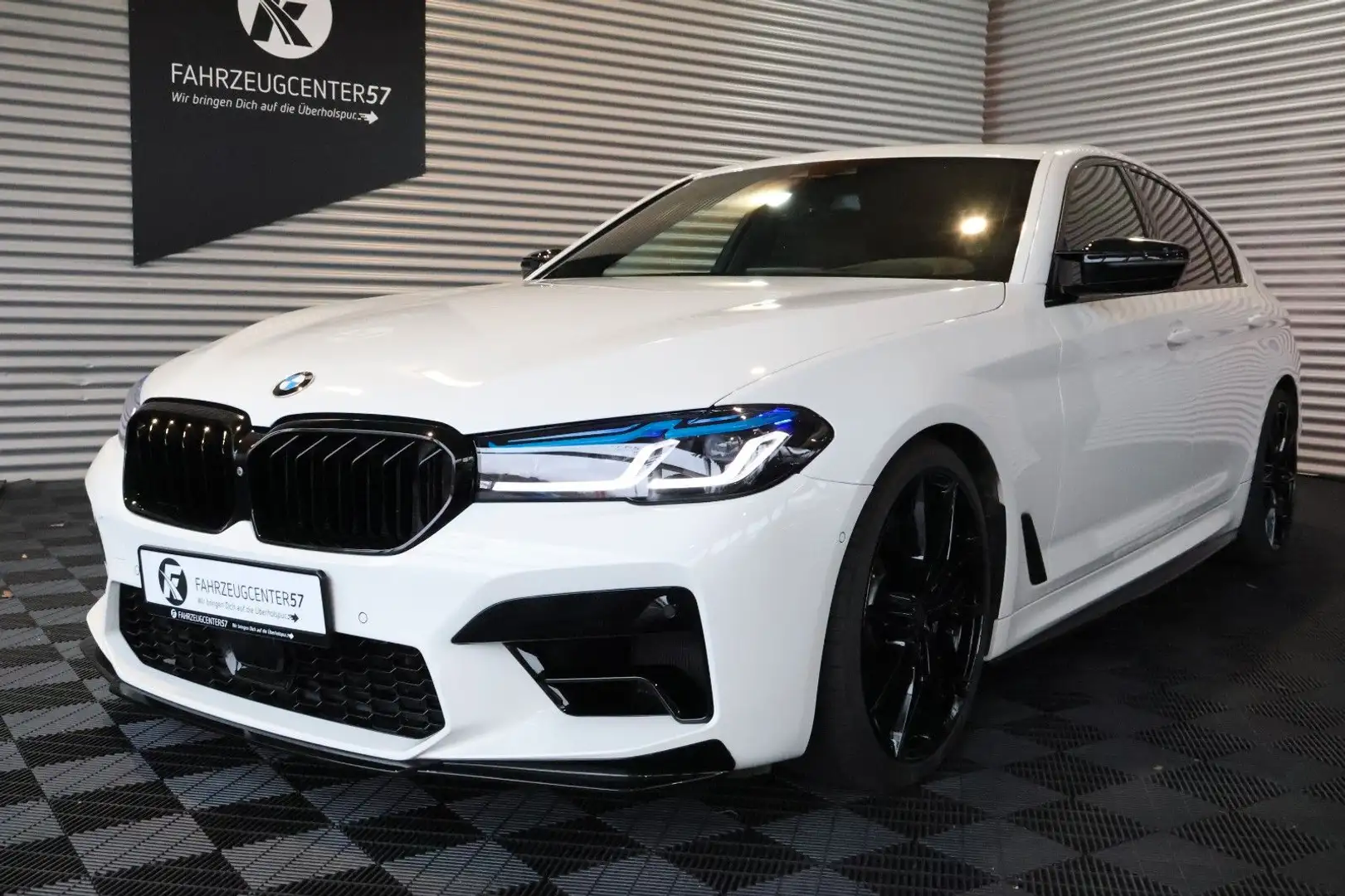 BMW 550 i xDrive/H&K/HUD/360°/CARPLAY/M5 OPTIK Weiß - 2