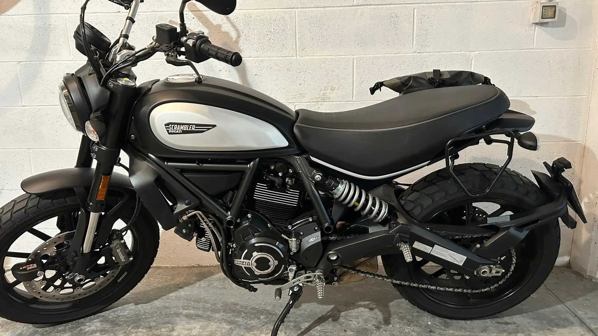 Ducati Scrambler Icon Dark 800 Negru - 1