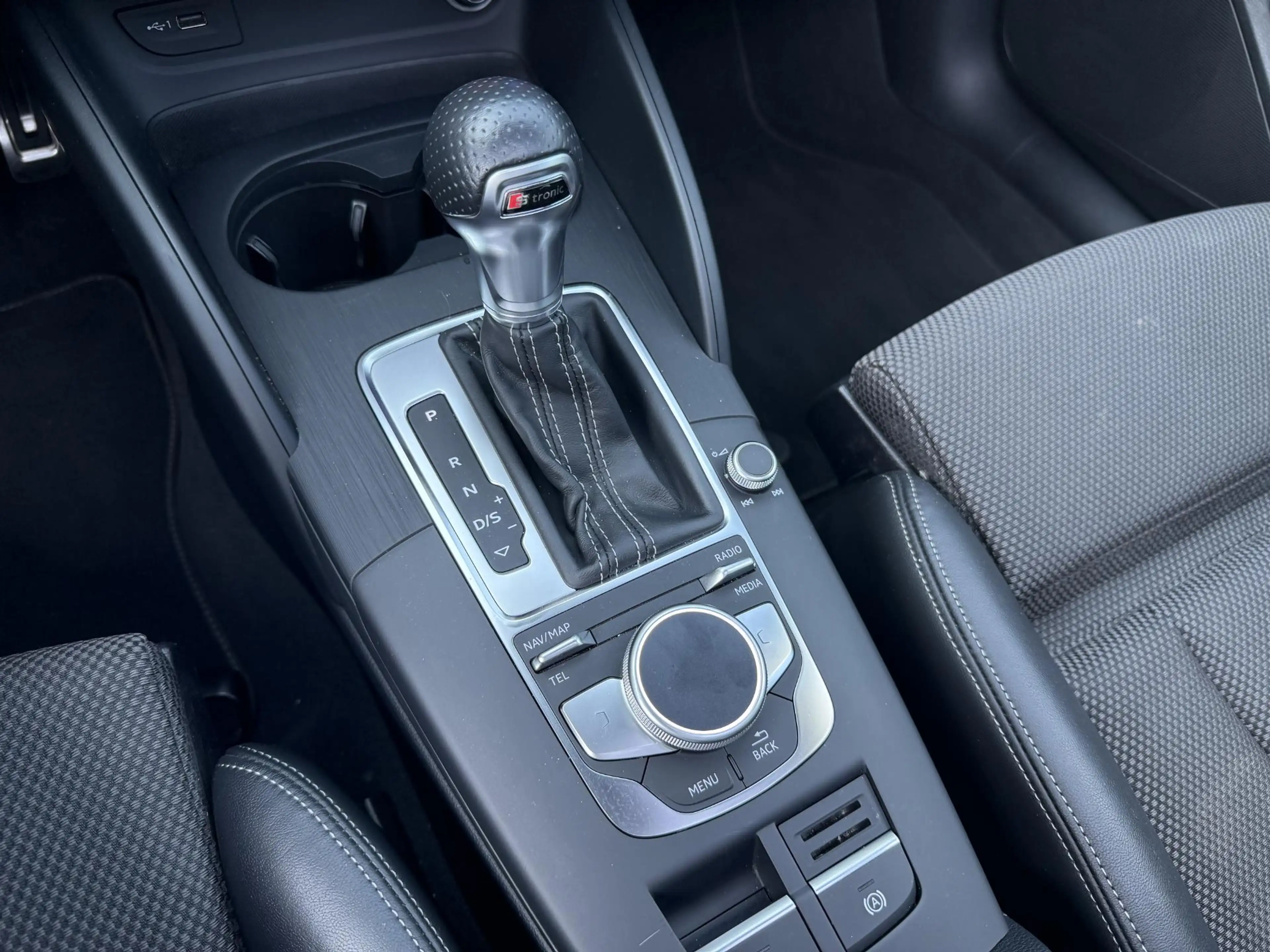 Audi A3 Limousine 35 TFSI CoD Advance Sport S-LINE BINNEN — photo 24