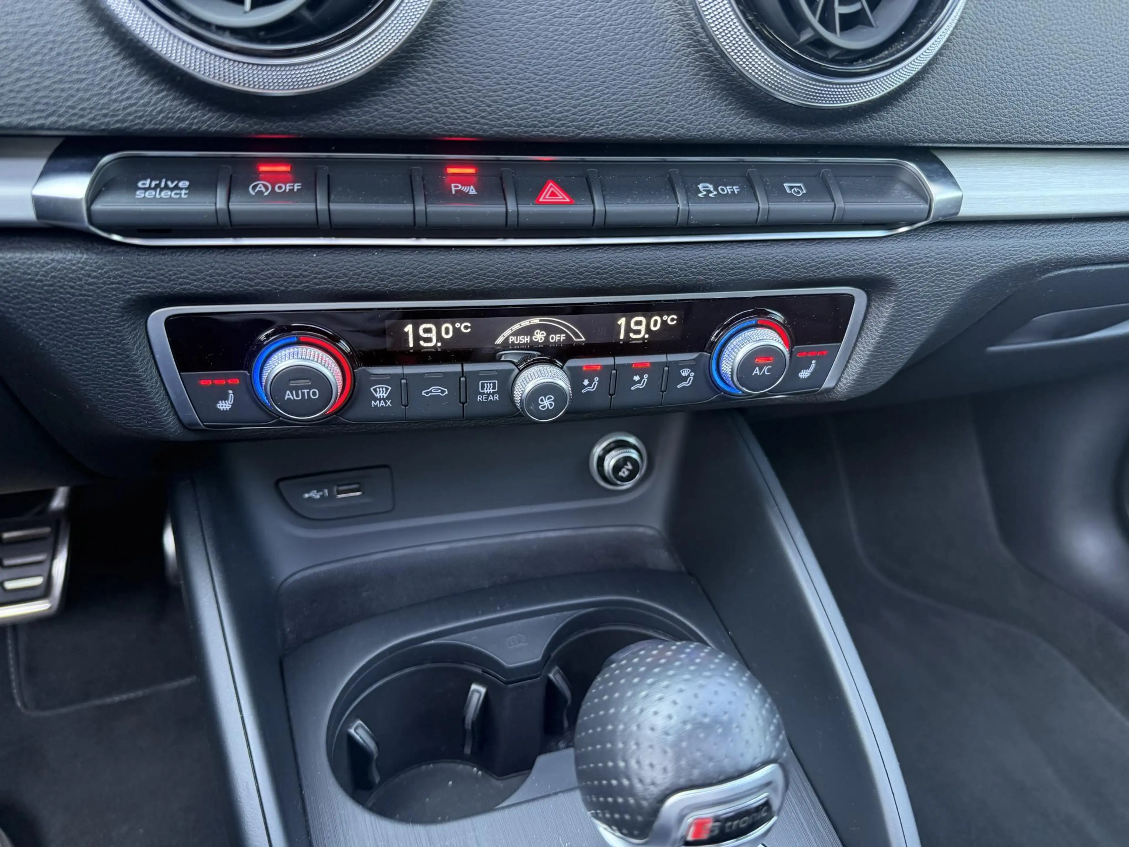 Audi A3 Limousine 35 TFSI CoD Advance Sport S-LINE BINNEN — photo 23