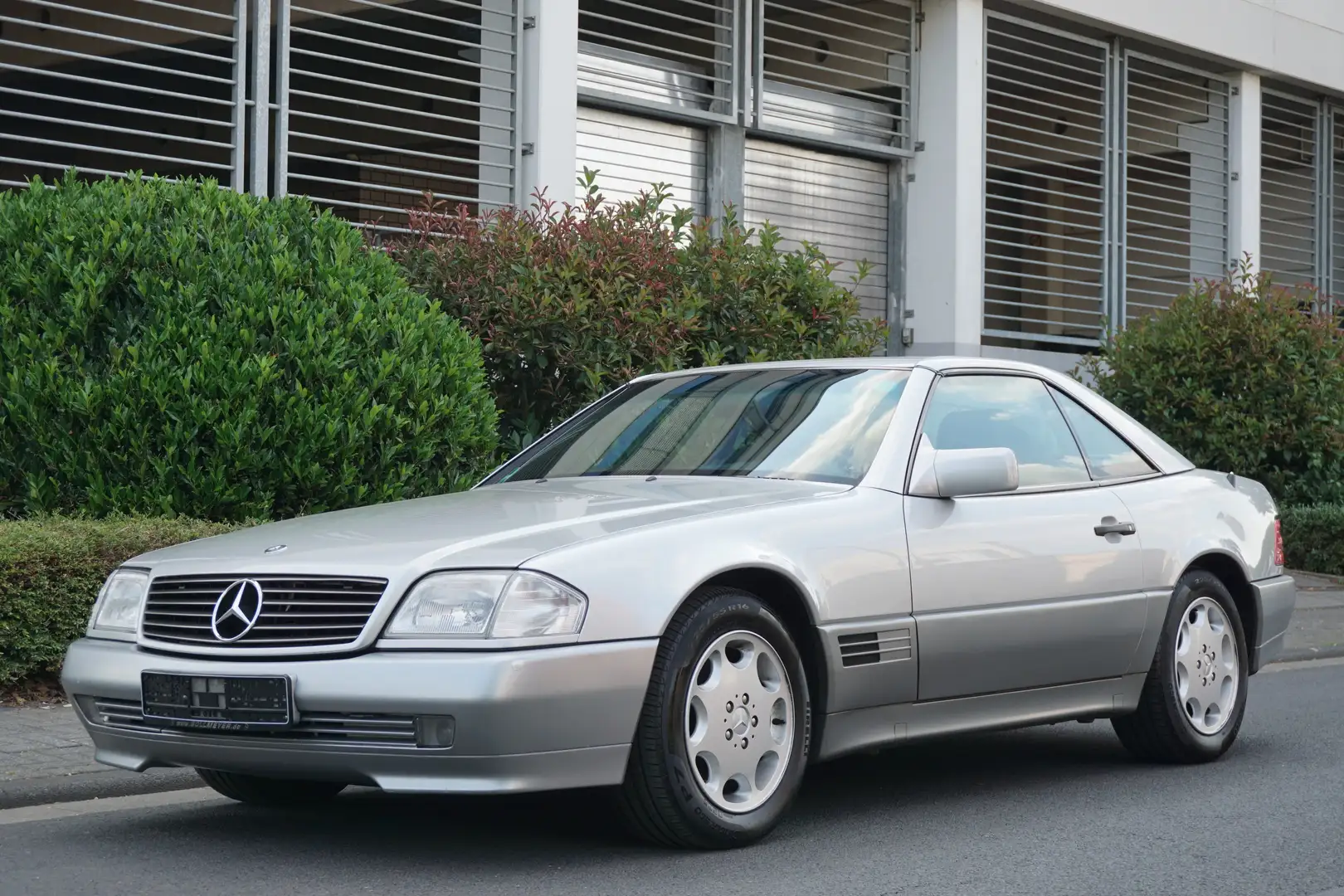 Mercedes-Benz SL 300 24 mit Hardtop, silber-schwarz, Oldtimer R129 Argent - 1