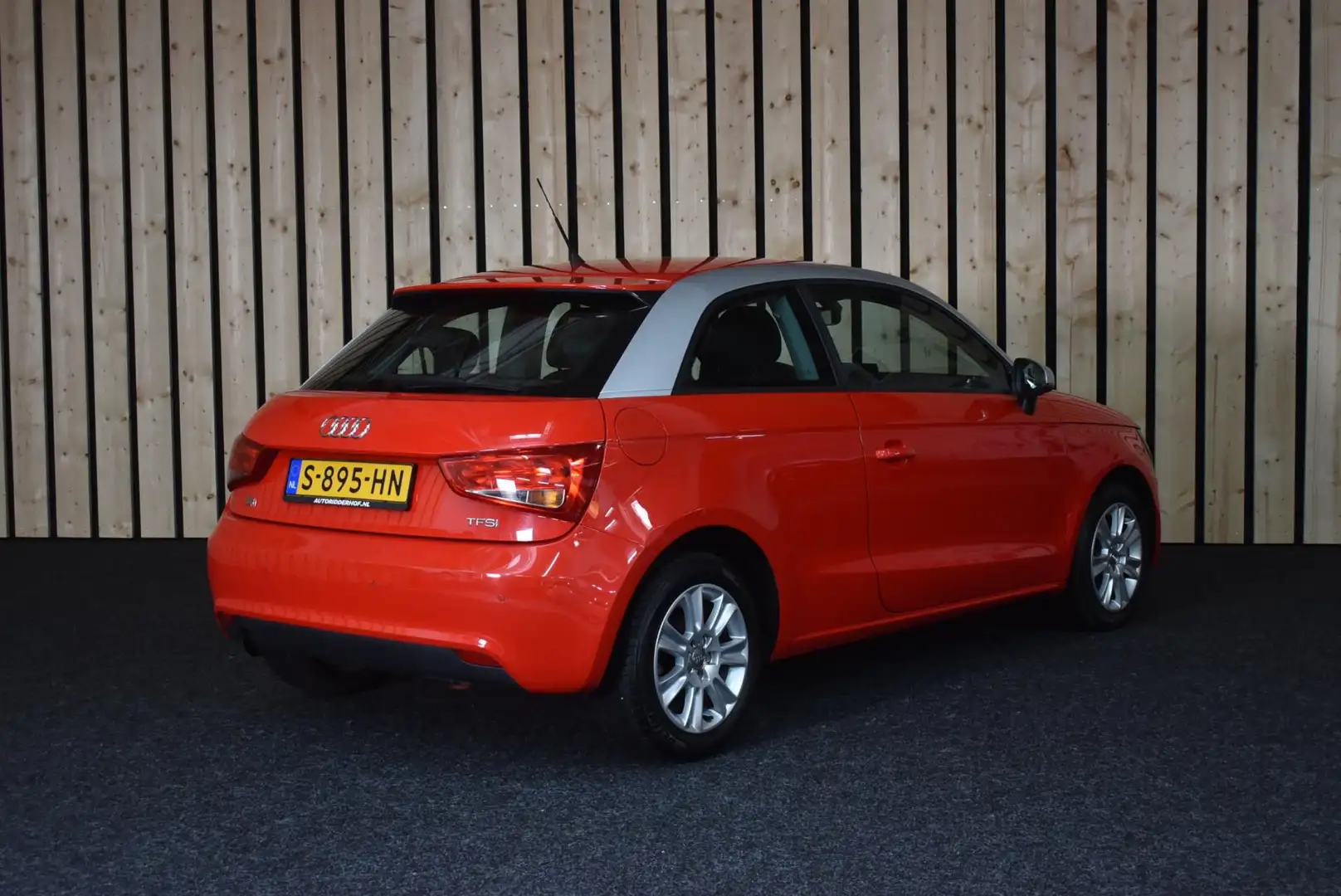 Audi A1 1.2 TFSI Attraction 149dkm Airco Navi PDC Stoelver Rood - 2