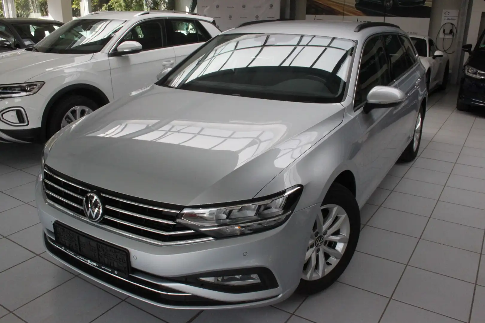 Volkswagen Passat Variant BUSINESS/DSG/AHK/KAME/NAVI/STZHZ Plateado - 1