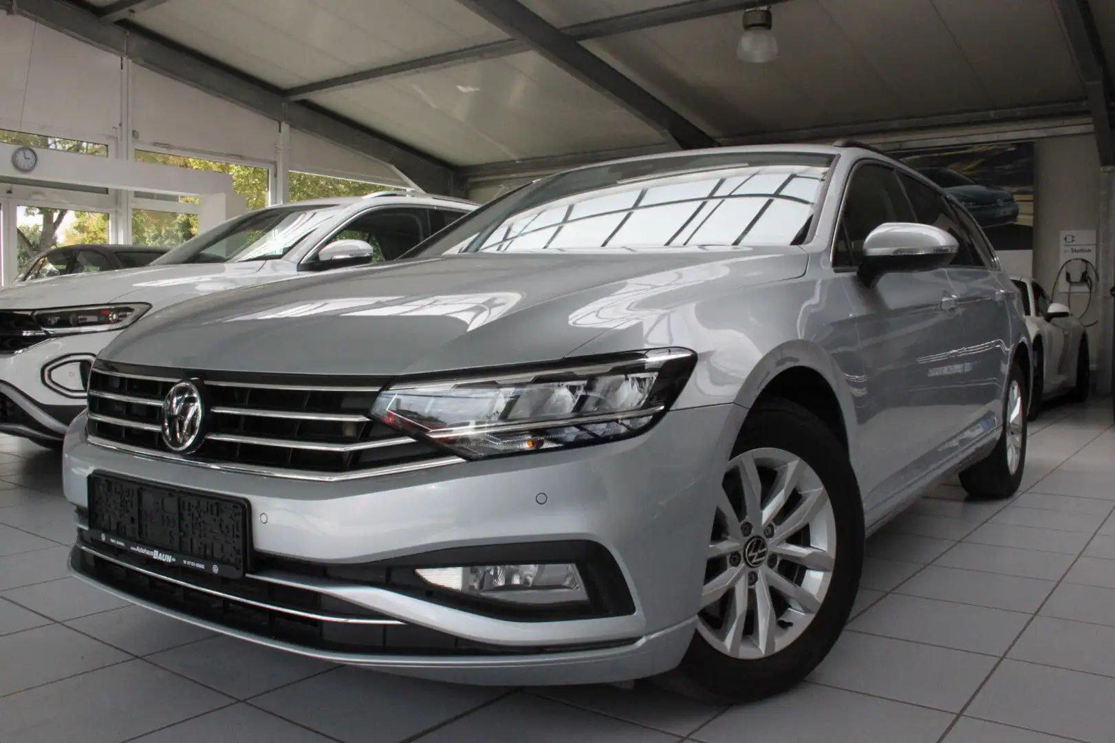 Volkswagen Passat Variant BUSINESS/DSG/AHK/KAME/NAVI/STZHZ Plateado - 2