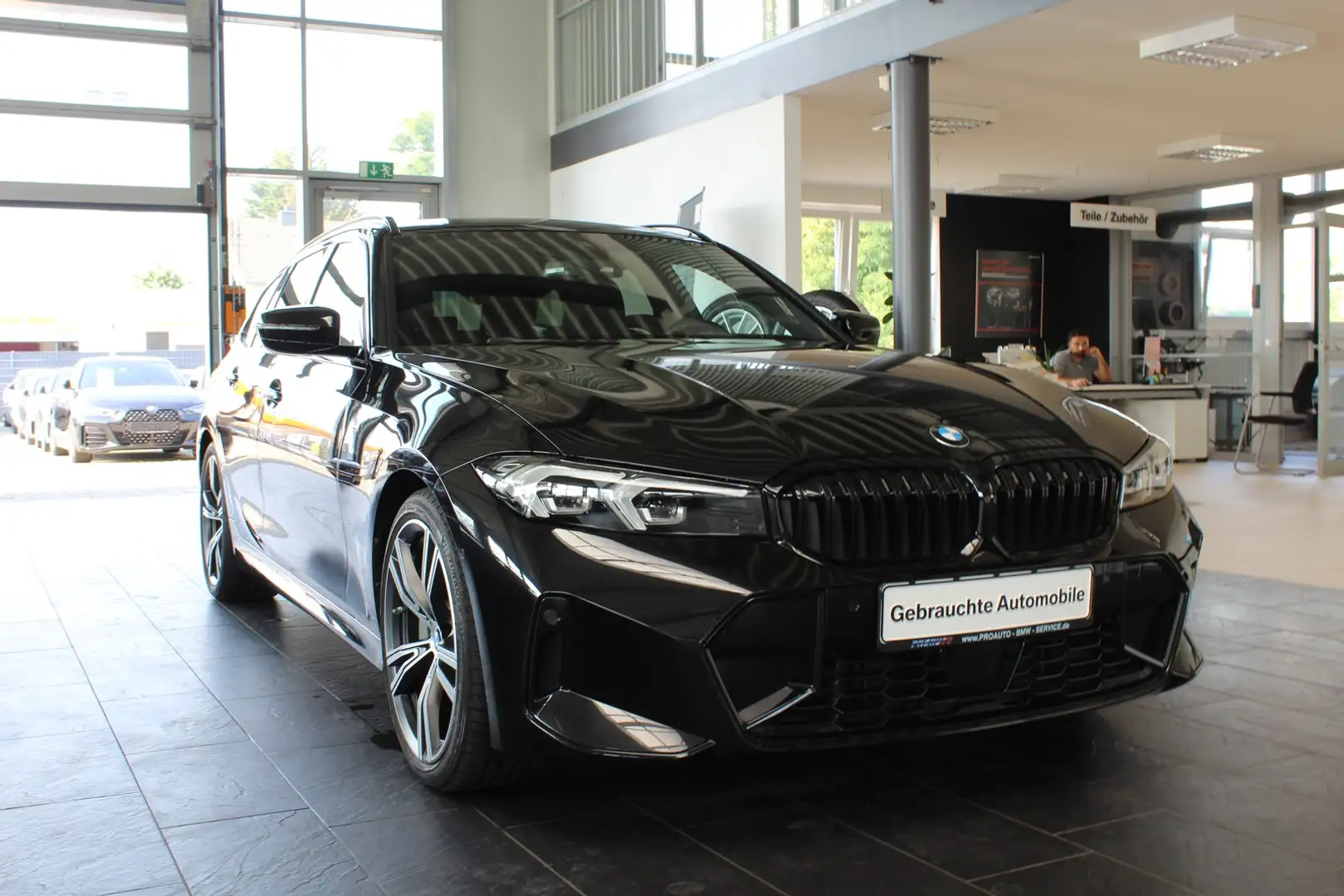 BMW 330 i Tour M Sport ACC/CocProf/AHK/Alu19"/HiFi/SHADOW Schwarz - 2