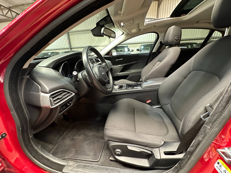 Jaguar XE XE 2.0 D E-Performance Pure — photo 12
