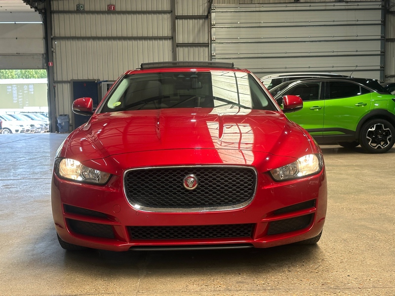 Jaguar XE XE 2.0 D E-Performance Pure — photo 2