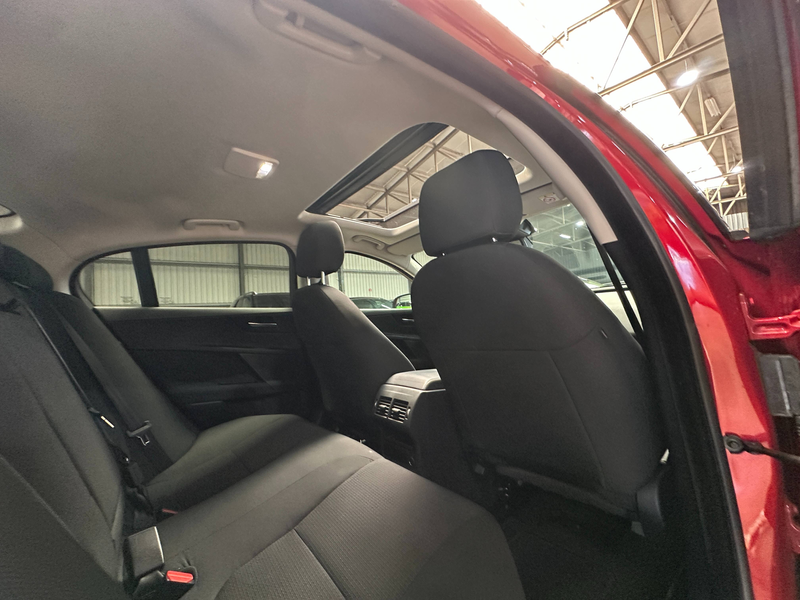 Jaguar XE XE 2.0 D E-Performance Pure — photo 11