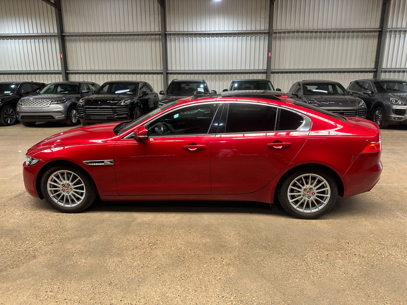 Jaguar XE XE 2.0 D E-Performance Pure — photo 8