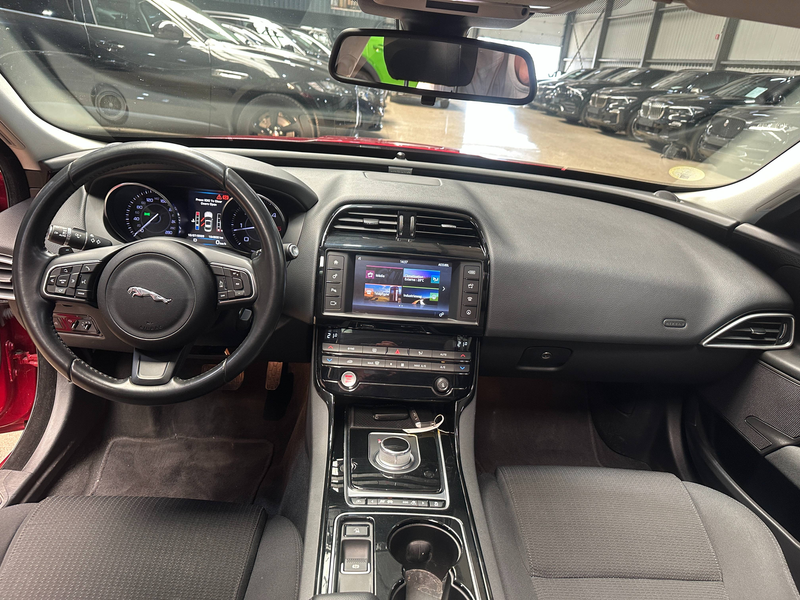 Jaguar XE XE 2.0 D E-Performance Pure — photo 13