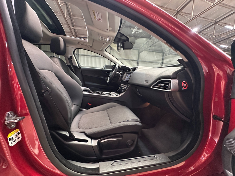 Jaguar XE XE 2.0 D E-Performance Pure — photo 10