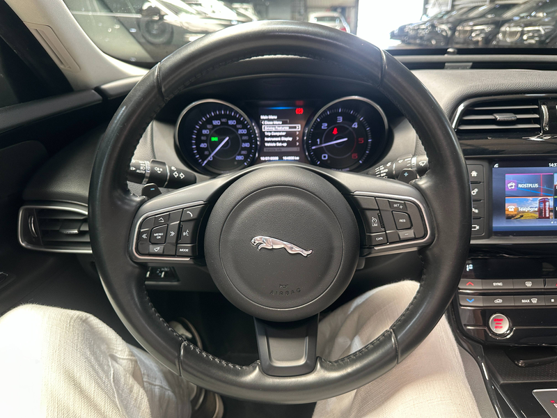 Jaguar XE XE 2.0 D E-Performance Pure — photo 14