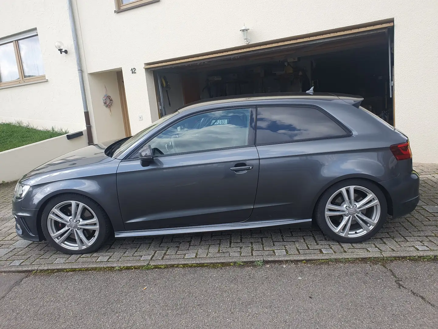 Audi S3 S tronic Grau - 2