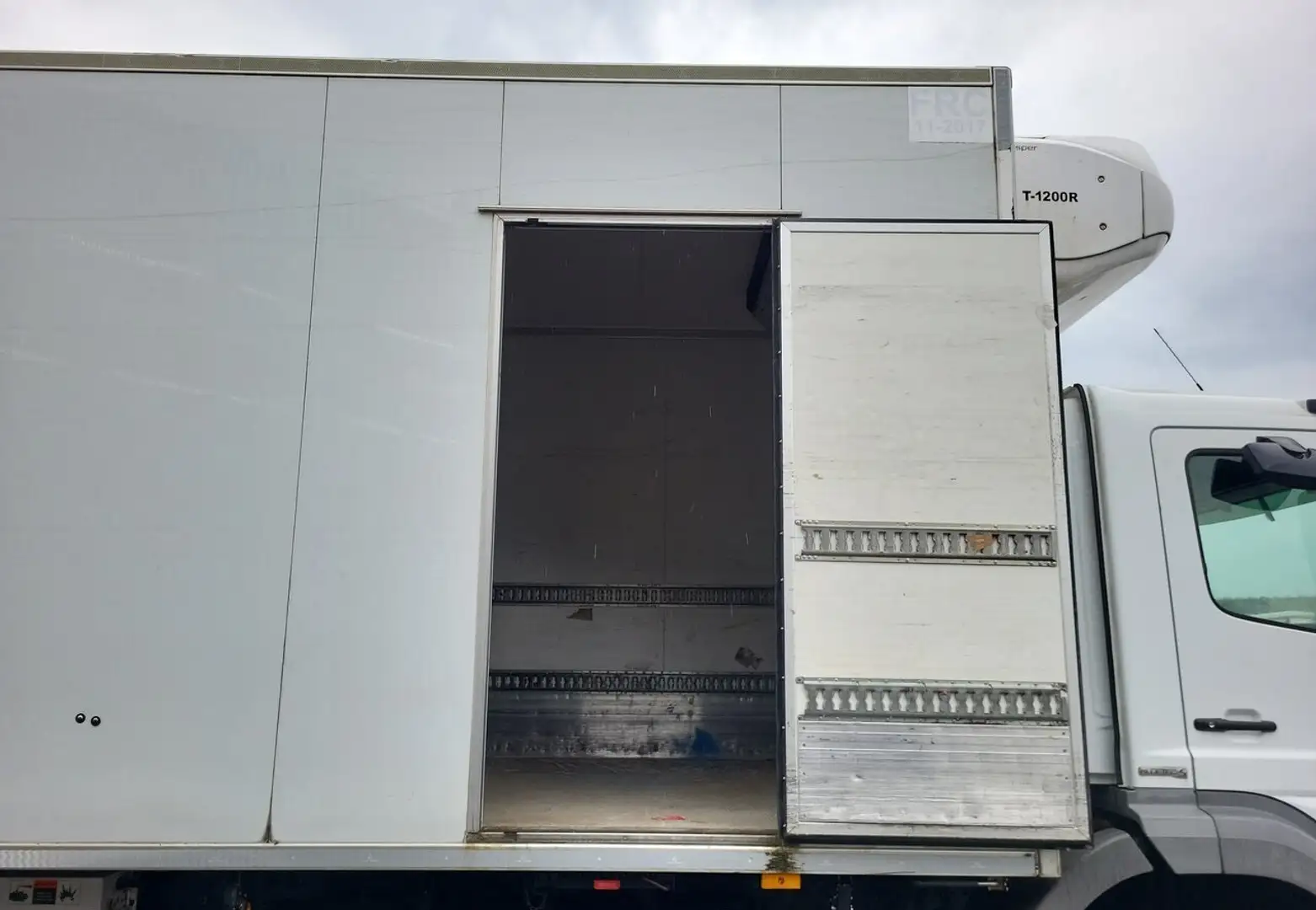 Mercedes-Benz Mercedes Axor 1833 4X2 Kiesling Camion frigorifique bijela - 2