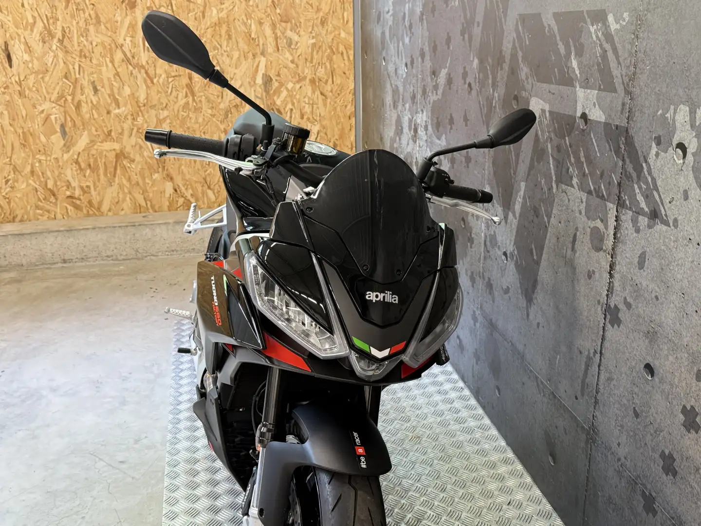 Aprilia Tuono Noir - 2