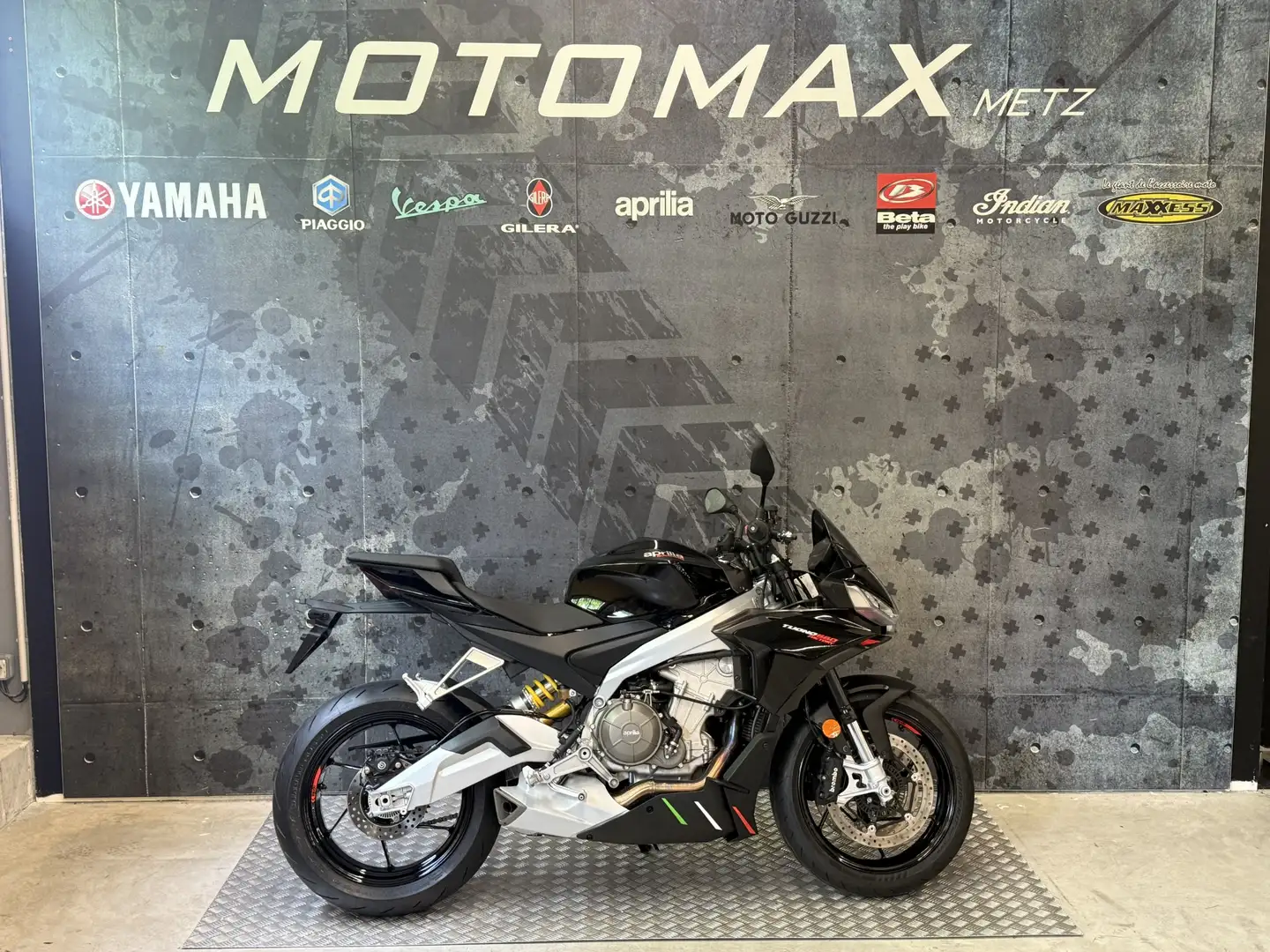 Aprilia Tuono Noir - 1
