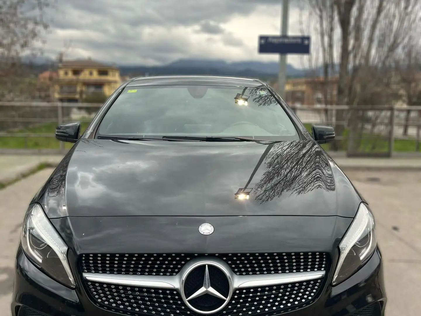Mercedes-Benz A 200 200CDI Elegance Aut. Černá - 2