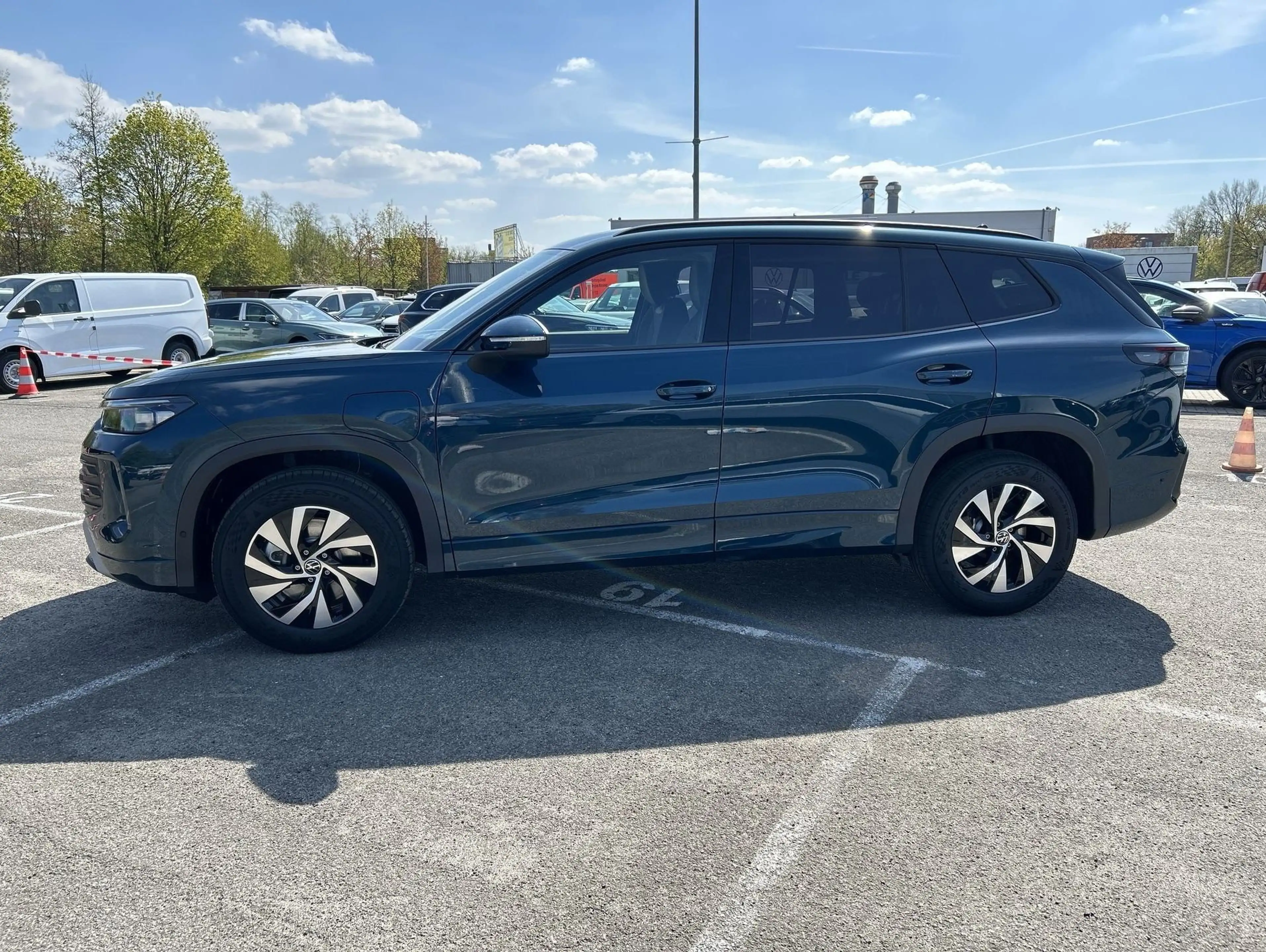 Volkswagen Tayron Life 1.5 l eHybrid 85 kW (115 PS) AHK WInterPaket — photo 2