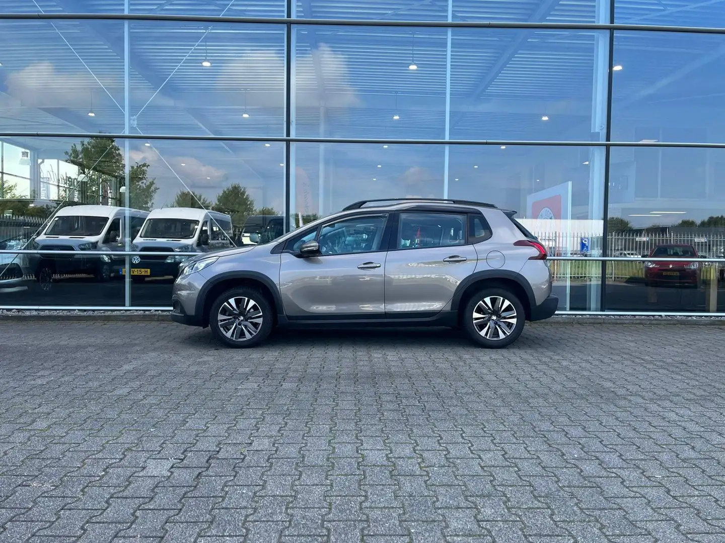 Peugeot 2008 1.2 PureTech Allure Camera Navi PDC Carplay. Gris - 2