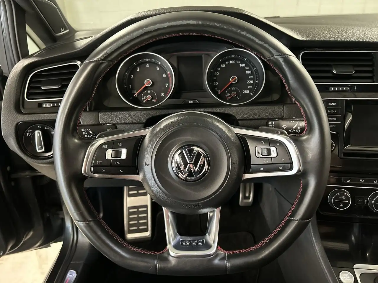Volkswagen Golf GTI снимка Volkswagen Golf GTI