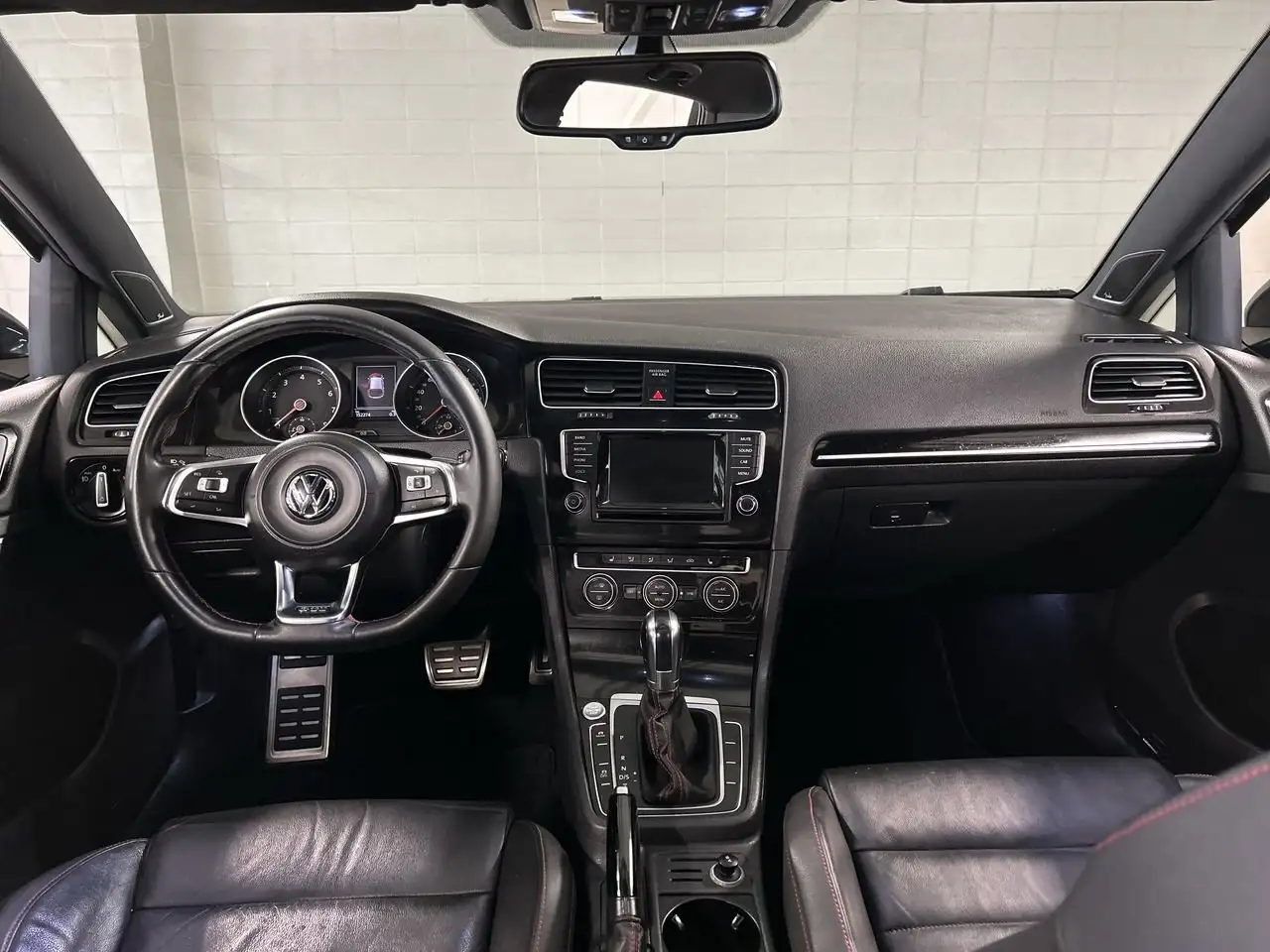 Volkswagen Golf GTI снимка Volkswagen Golf GTI
