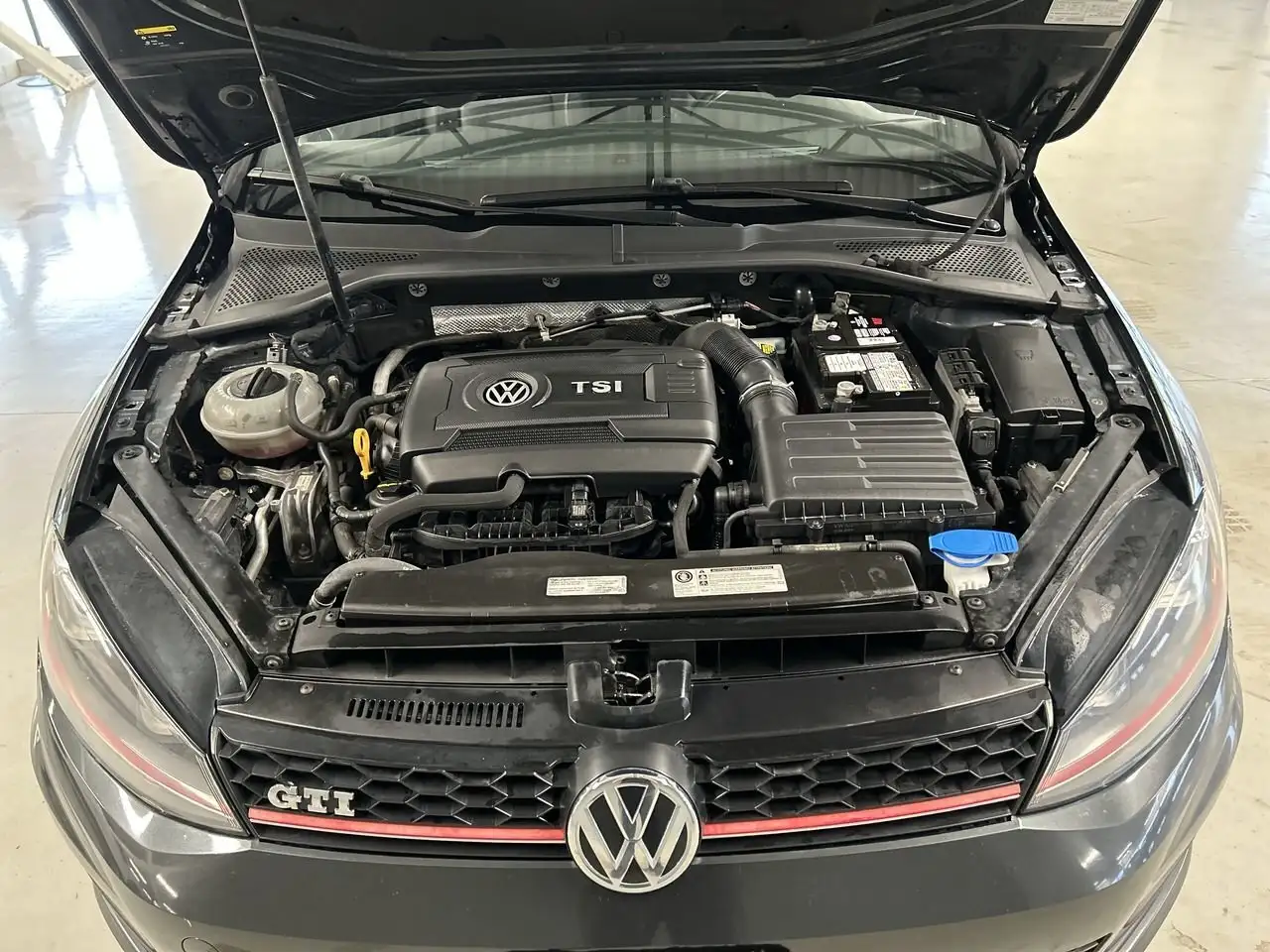 Volkswagen Golf GTI снимка Volkswagen Golf GTI