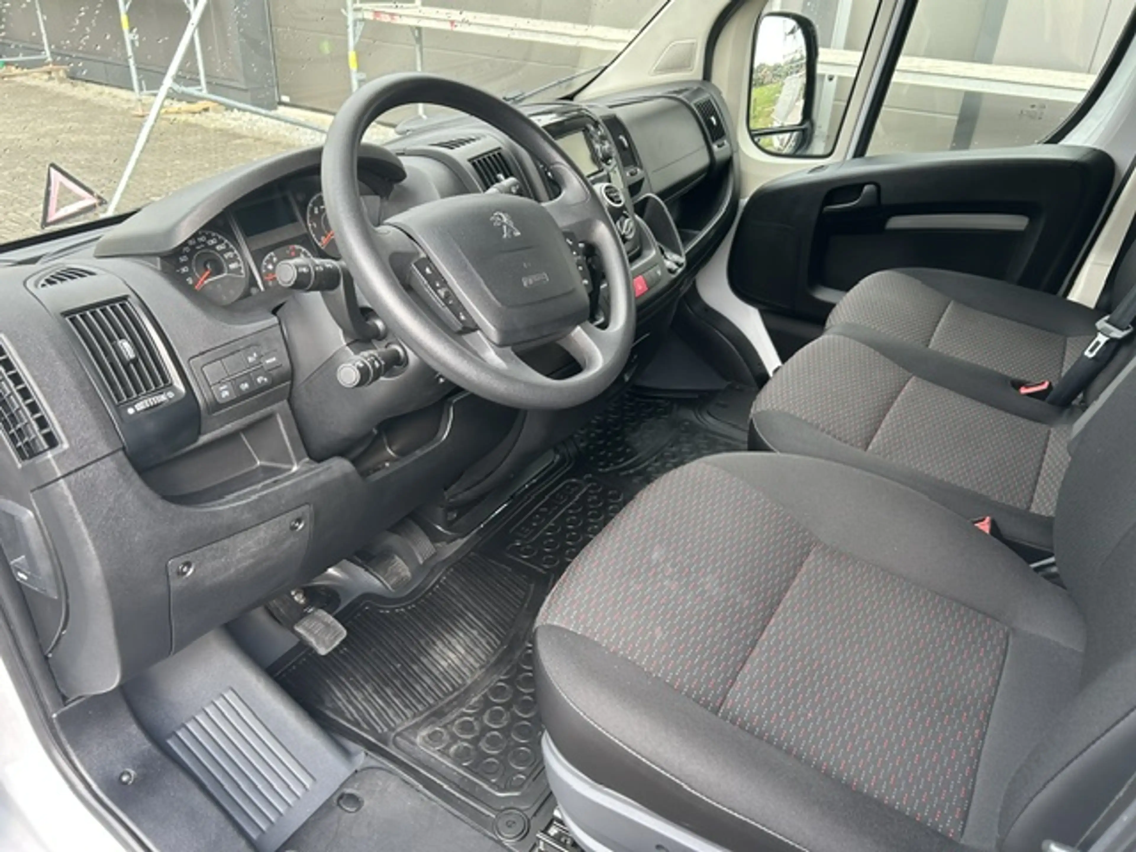 Peugeot Boxer 330 L2H2 Premium BlueHDi 140 Stop — photo 6