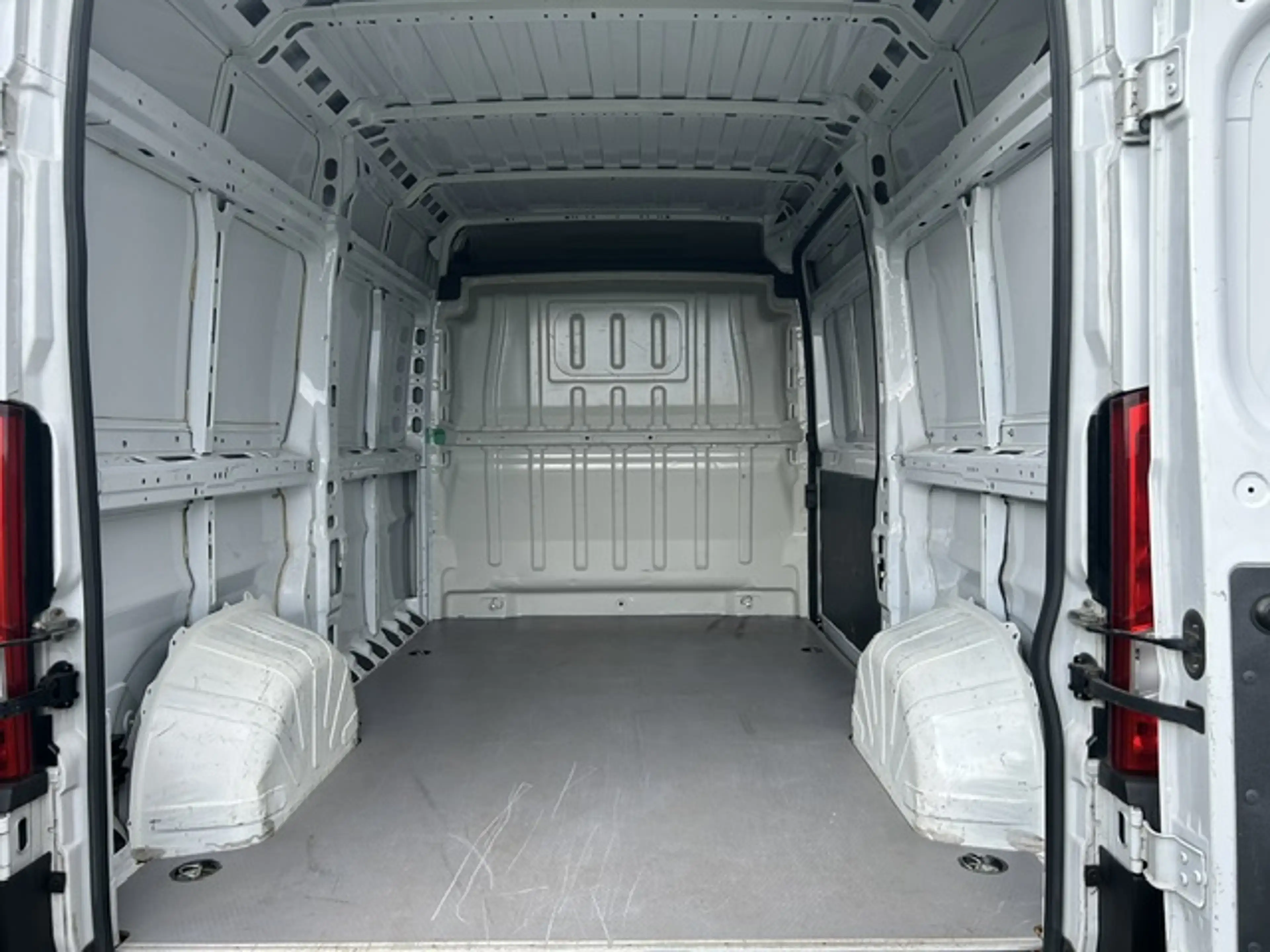 Peugeot Boxer 330 L2H2 Premium BlueHDi 140 Stop — photo 10