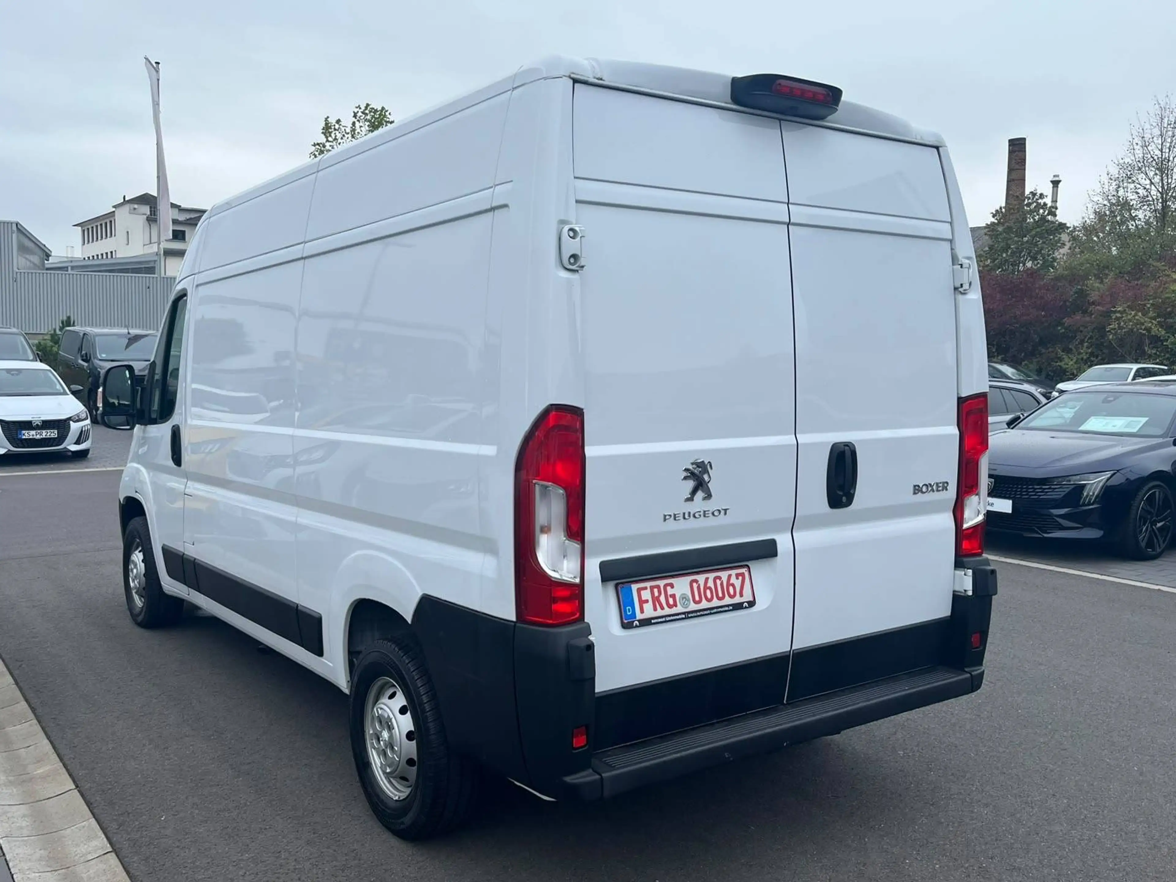 Peugeot Boxer 330 L2H2 Premium BlueHDi 140 Stop — photo 3