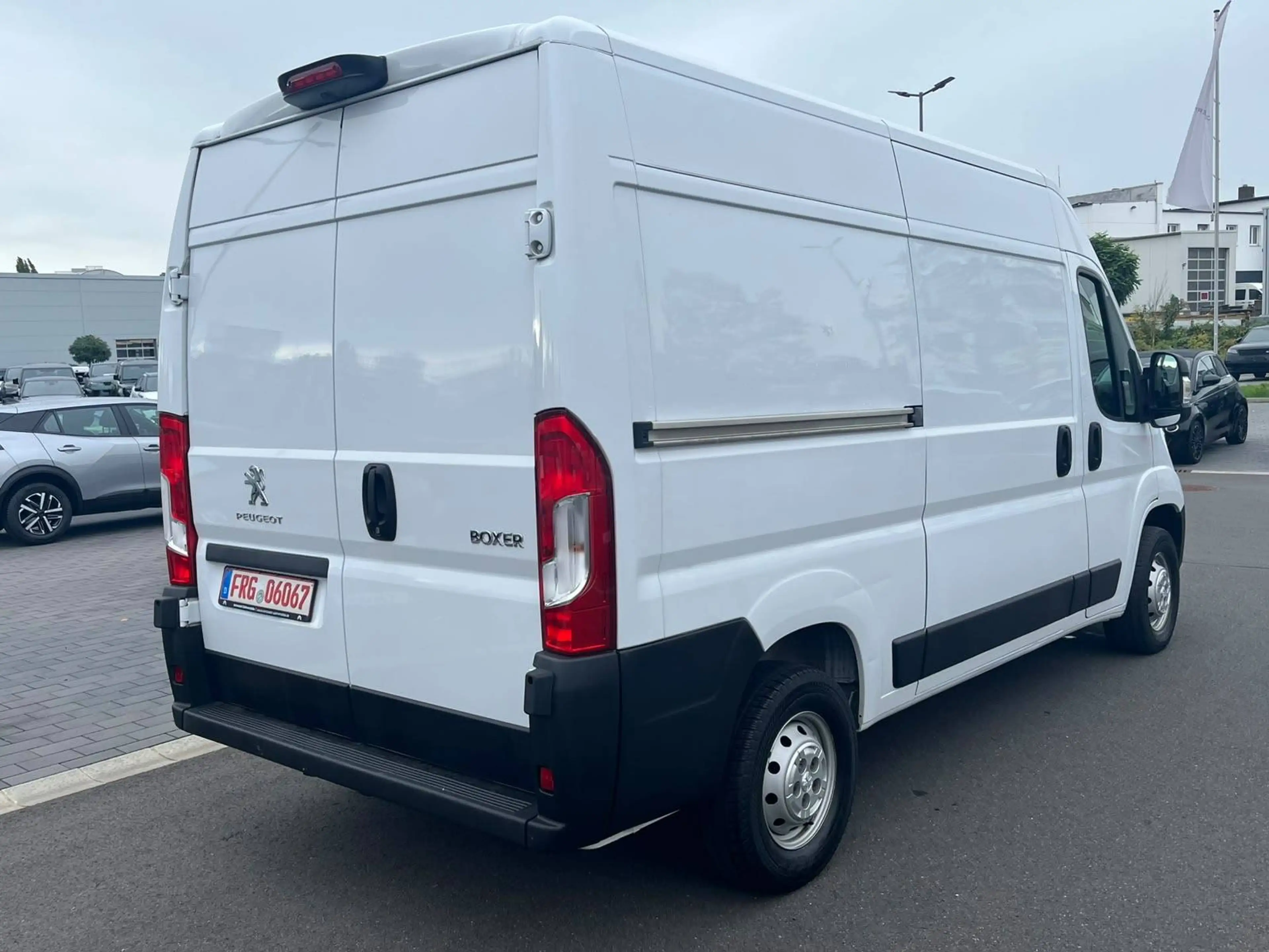 Peugeot Boxer 330 L2H2 Premium BlueHDi 140 Stop — photo 4