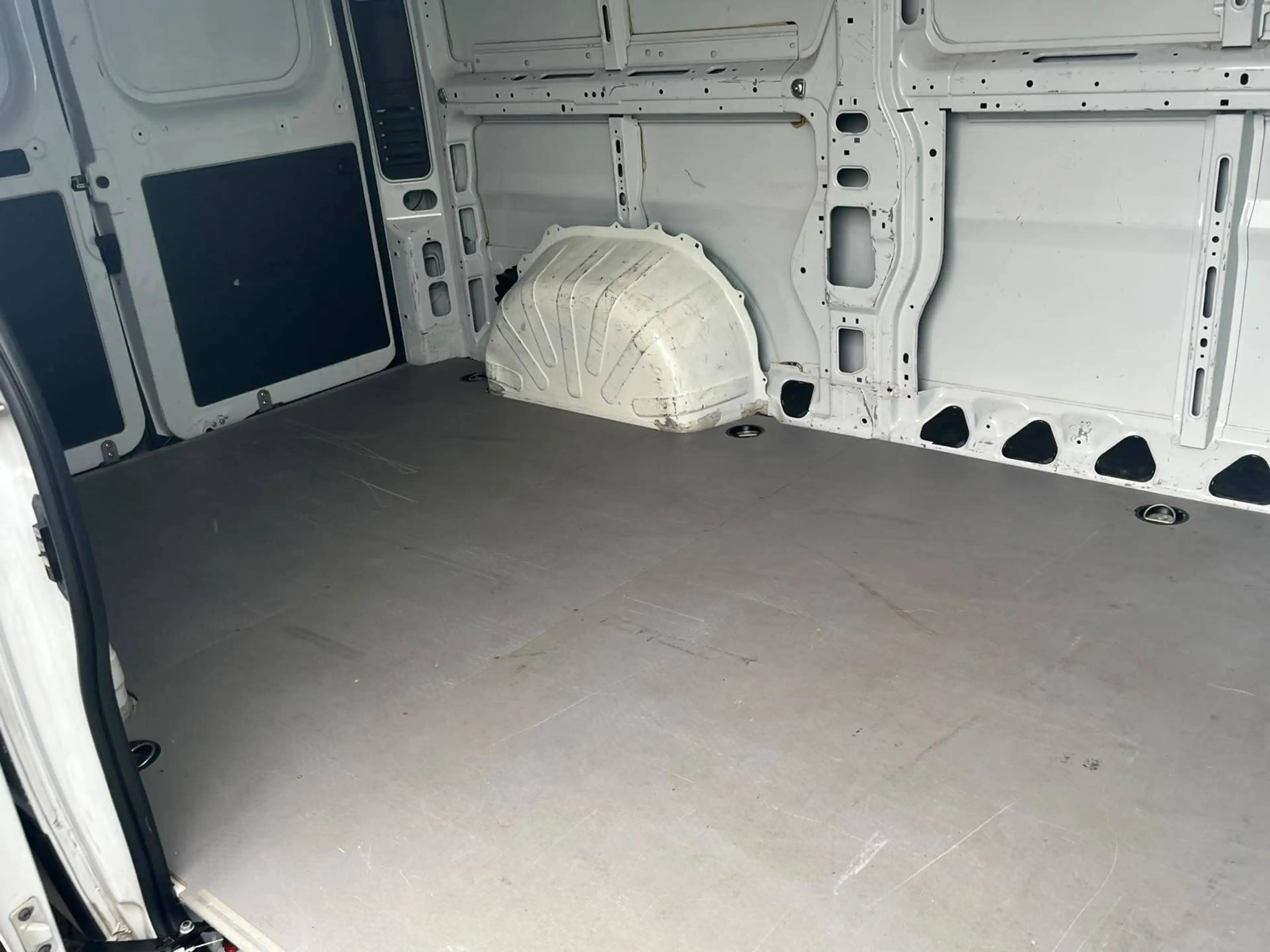 Peugeot Boxer 330 L2H2 Premium BlueHDi 140 Stop — photo 9