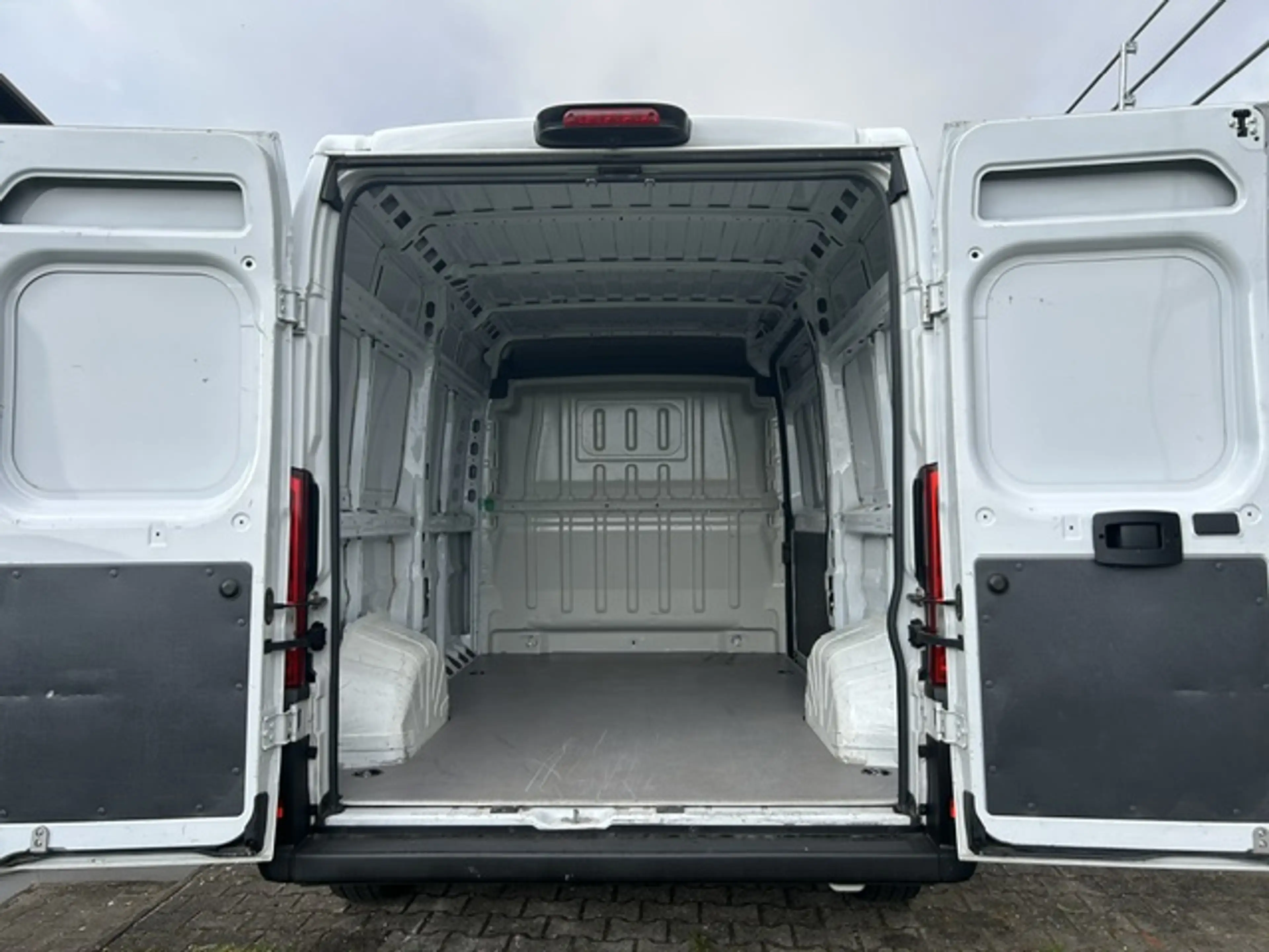 Peugeot Boxer 330 L2H2 Premium BlueHDi 140 Stop — photo 8