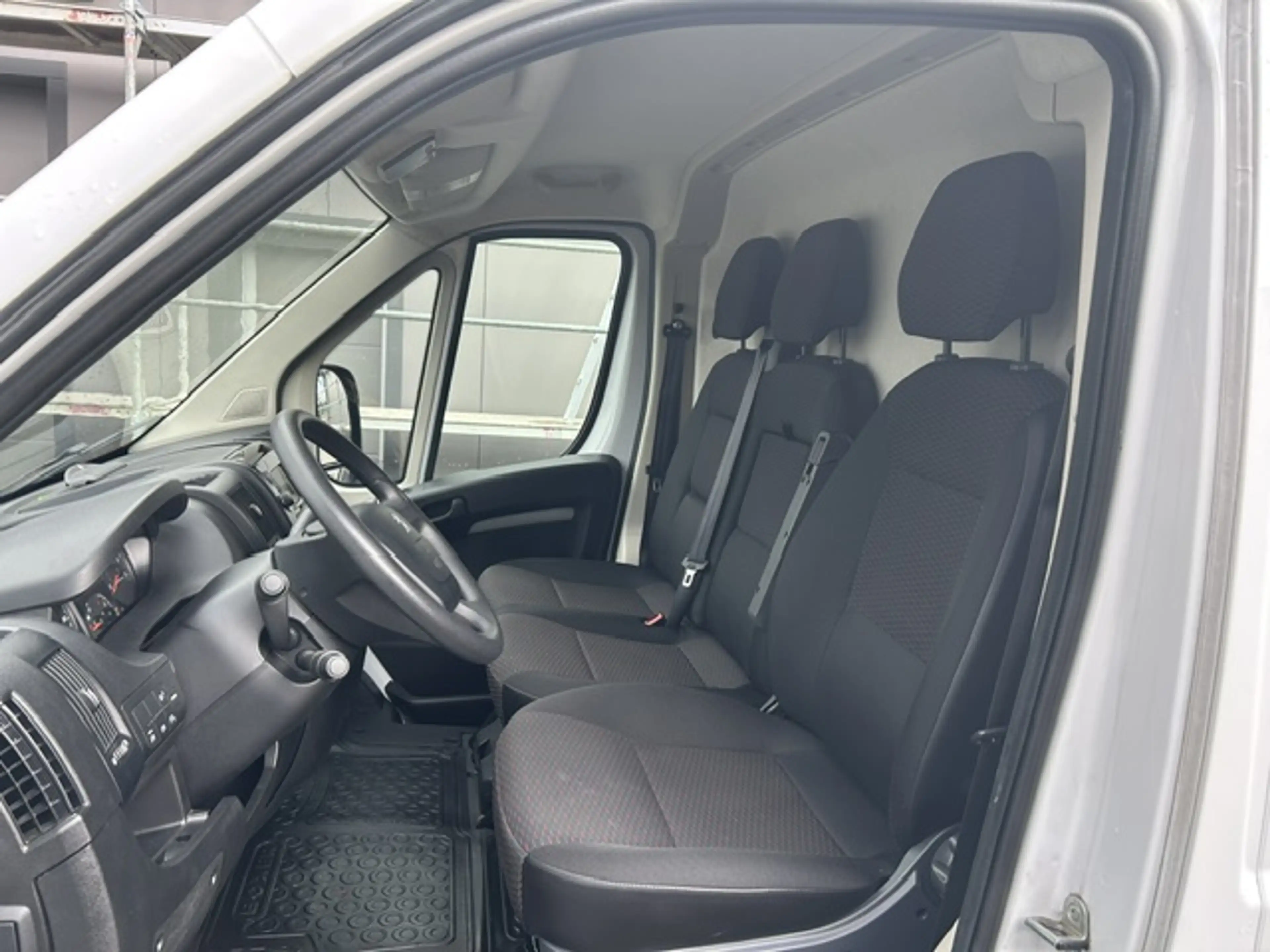 Peugeot Boxer 330 L2H2 Premium BlueHDi 140 Stop — photo 5