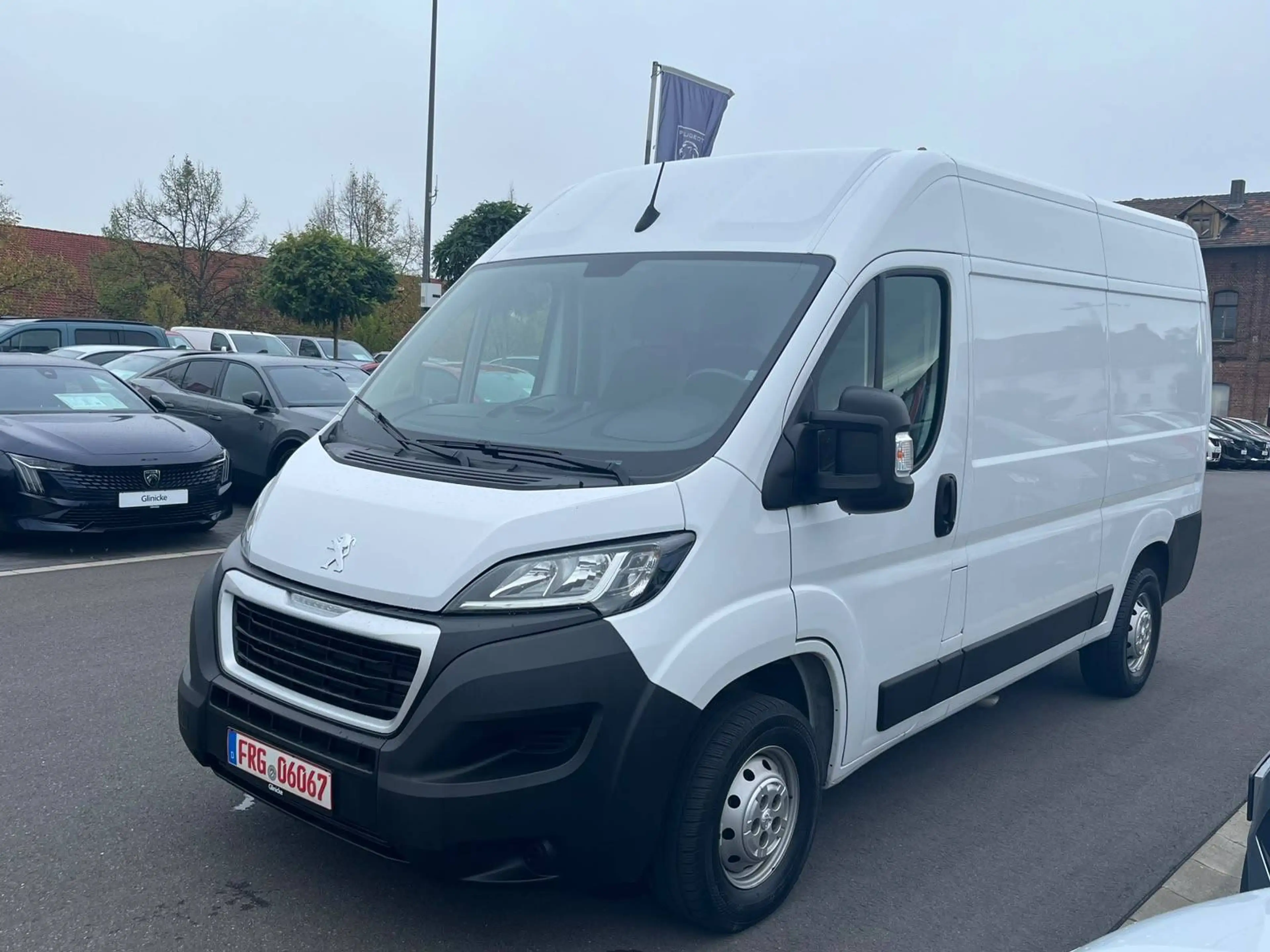 Peugeot Boxer 330 L2H2 Premium BlueHDi 140 Stop — photo 2