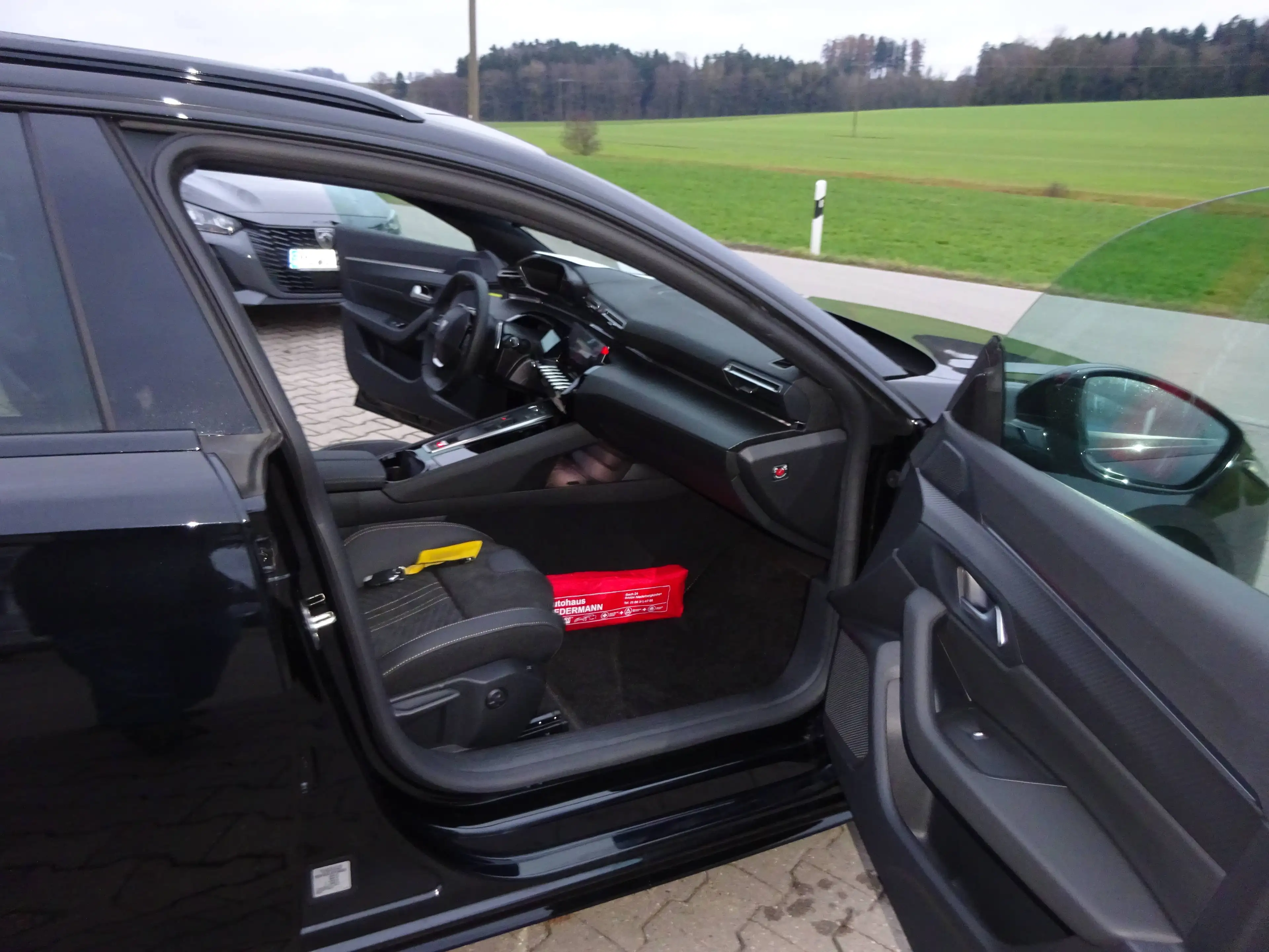 Peugeot 508 Hybrid 180 Allure/Klima/Navi/PDC v+h/Kamera v+h/Acc/AHK schwenkbar/Full-LED -Paket/Komfort-Paket — photo 12