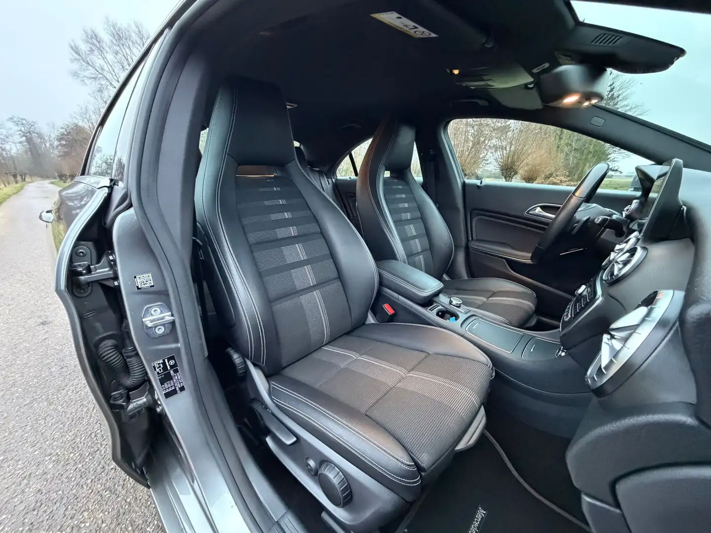 Mercedes-Benz CLA 180 Business Solution / Originele NL Auto / 2de Eigena Gris - 2