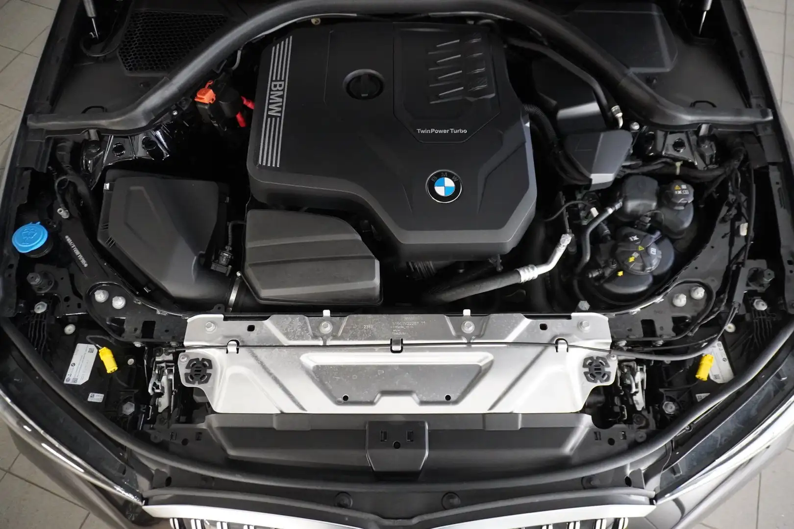 BMW 330 i xDrive Schwarz - 2